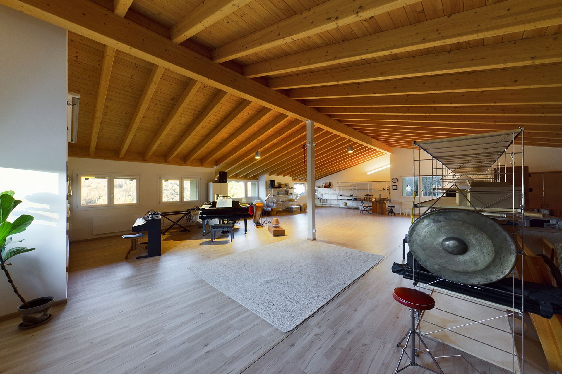 Großer Dachgeschoss-Wohnraum mit Holzdecke
