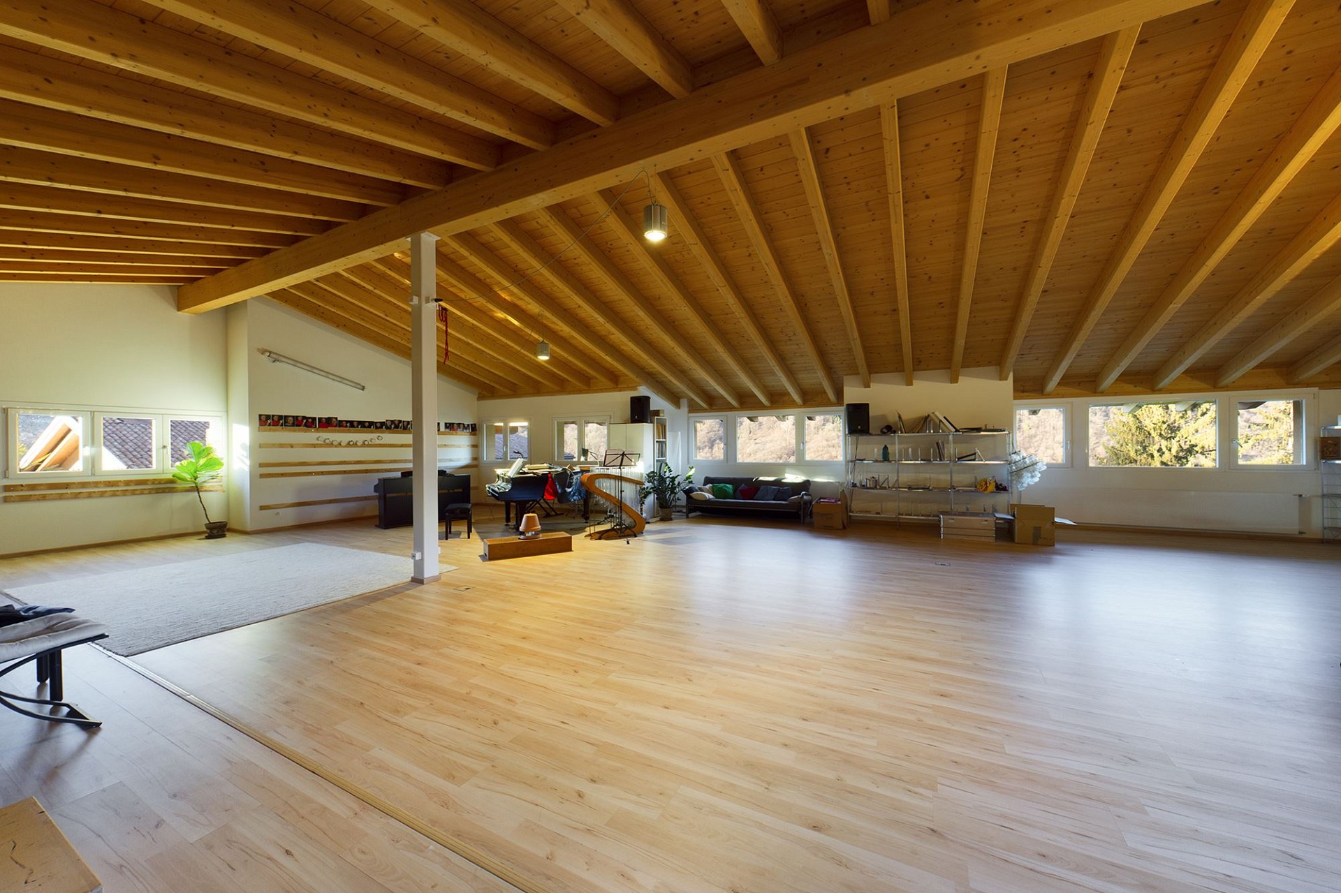 Großer offener Wohnraum mit Holzdecke