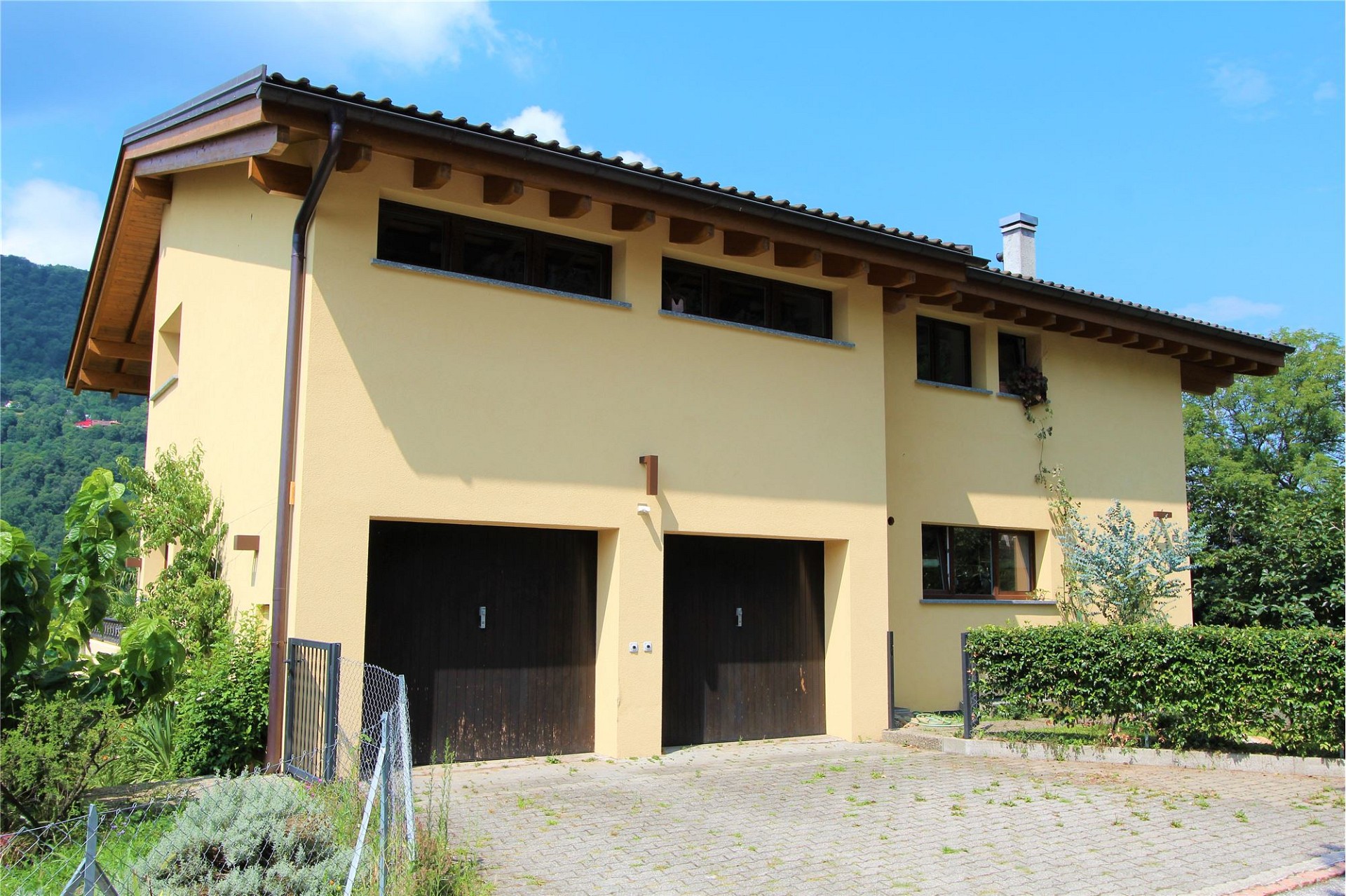 Freistehendes Haus mit Doppelgarage und Garten