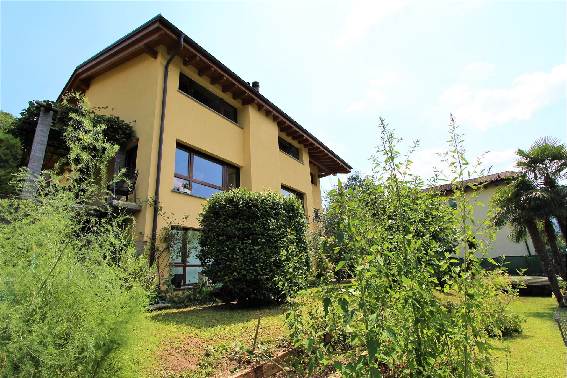 Außenansicht eines Wohnhauses mit Garten