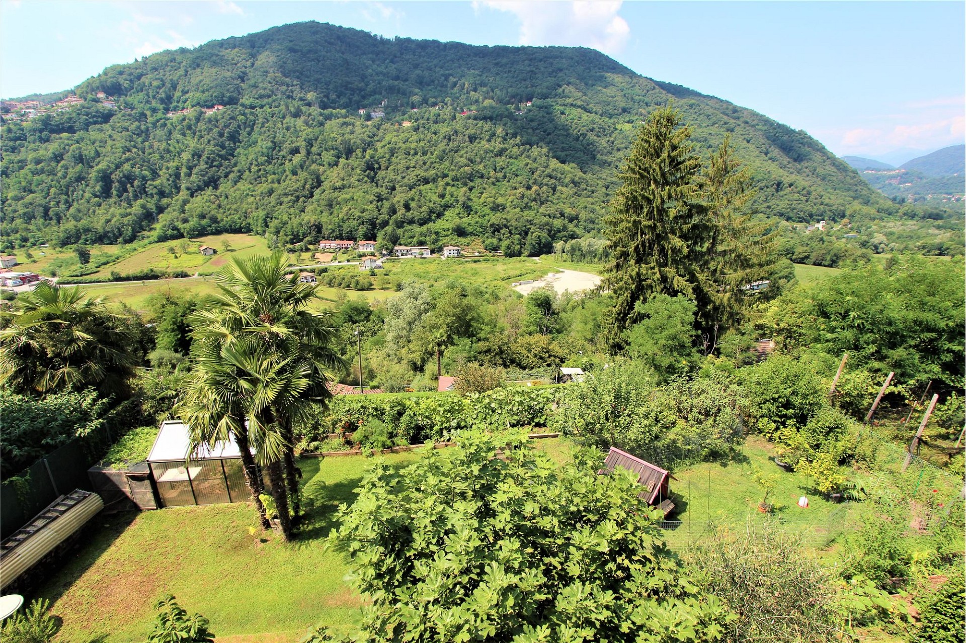 Landschaftsblick über Garten und Berge