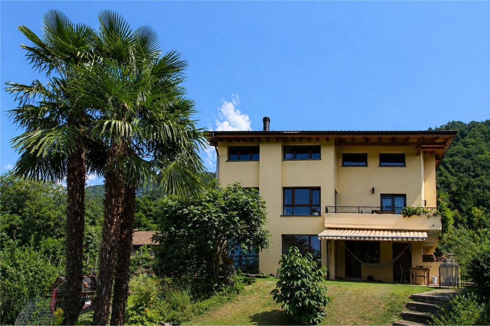 Haus mit tropischer Gartenansicht