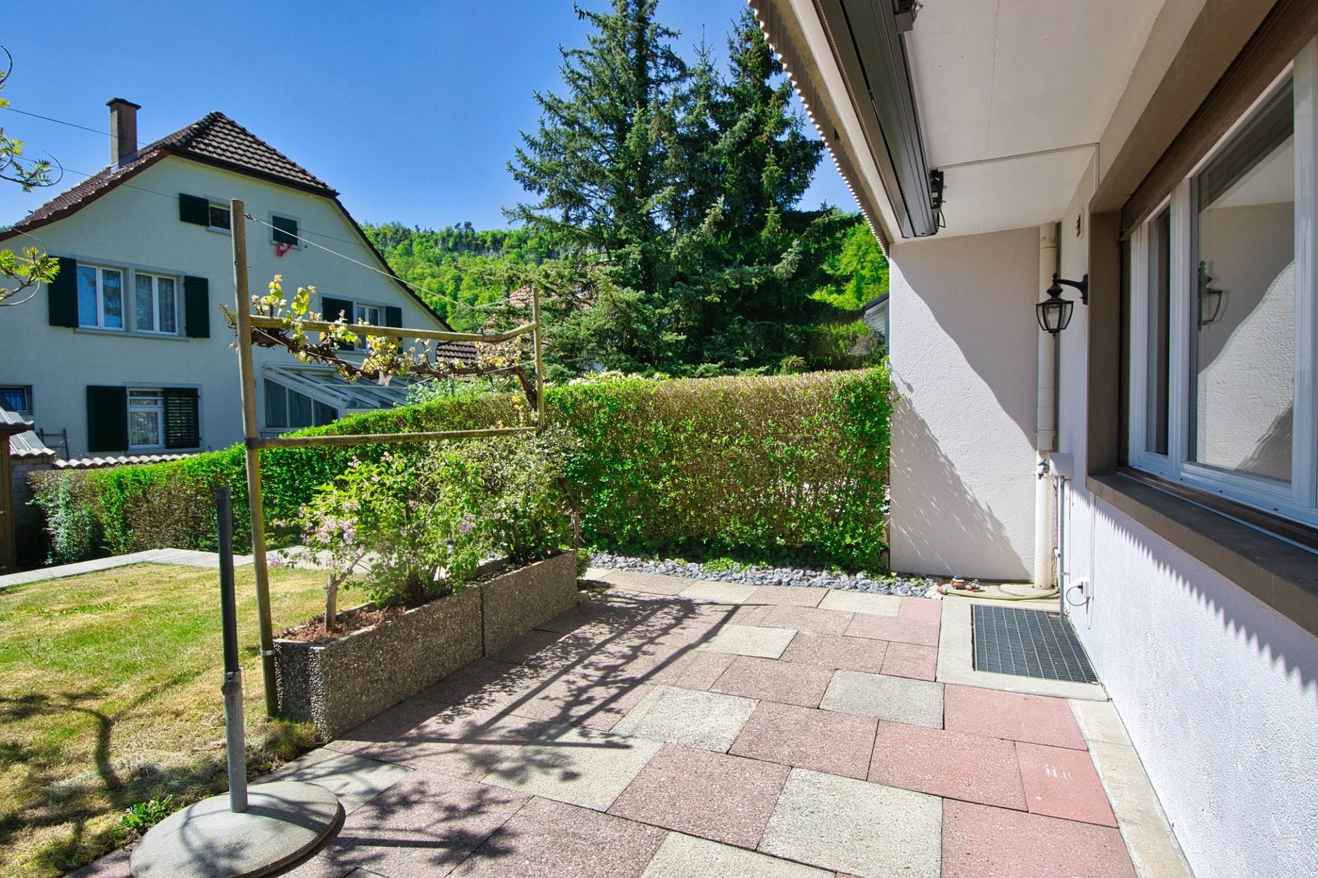 Terrasse und Garten mit Wohnhaus