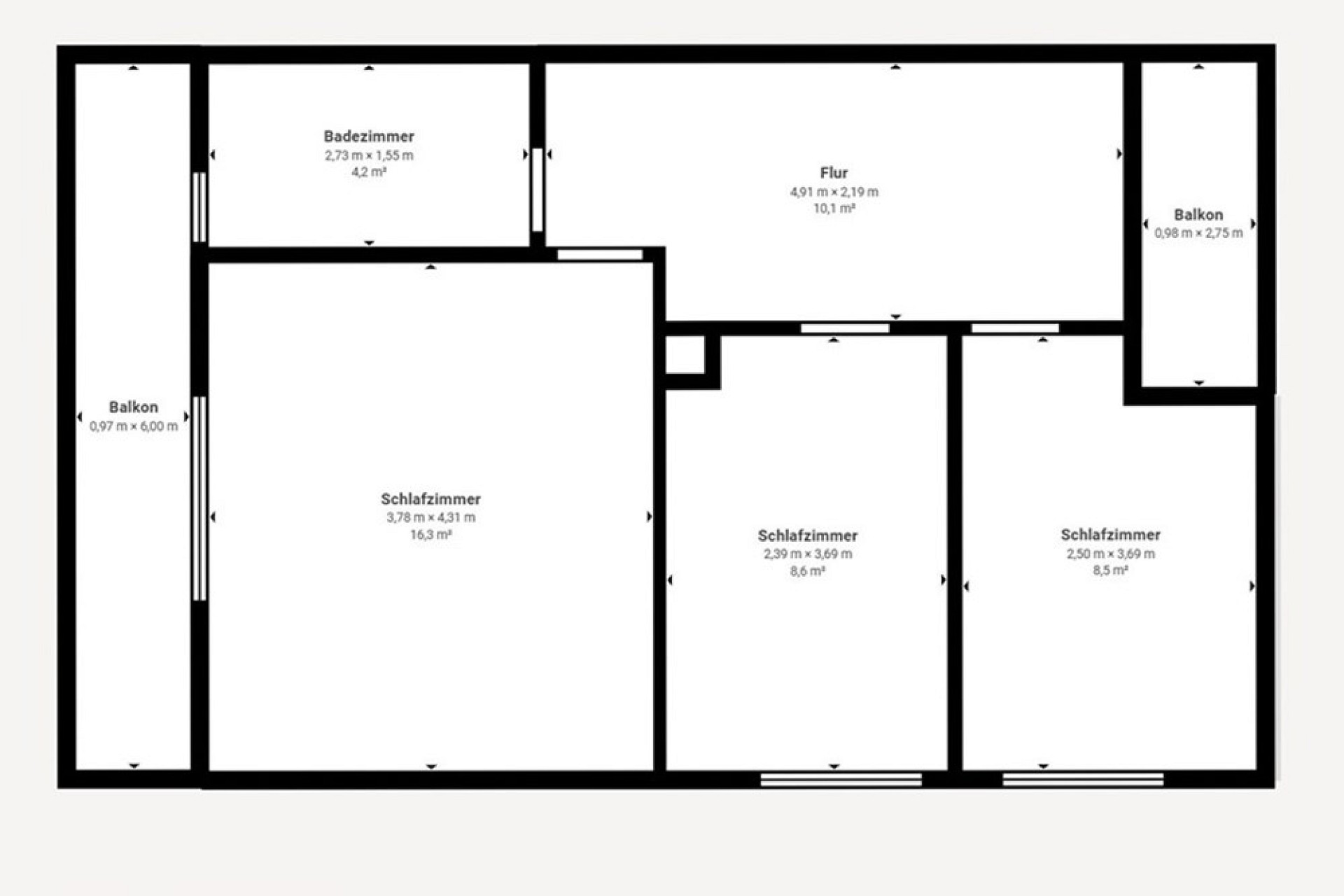 Grundriss mit Schlafzimmern, Flur, Badezimmer und Balkonen