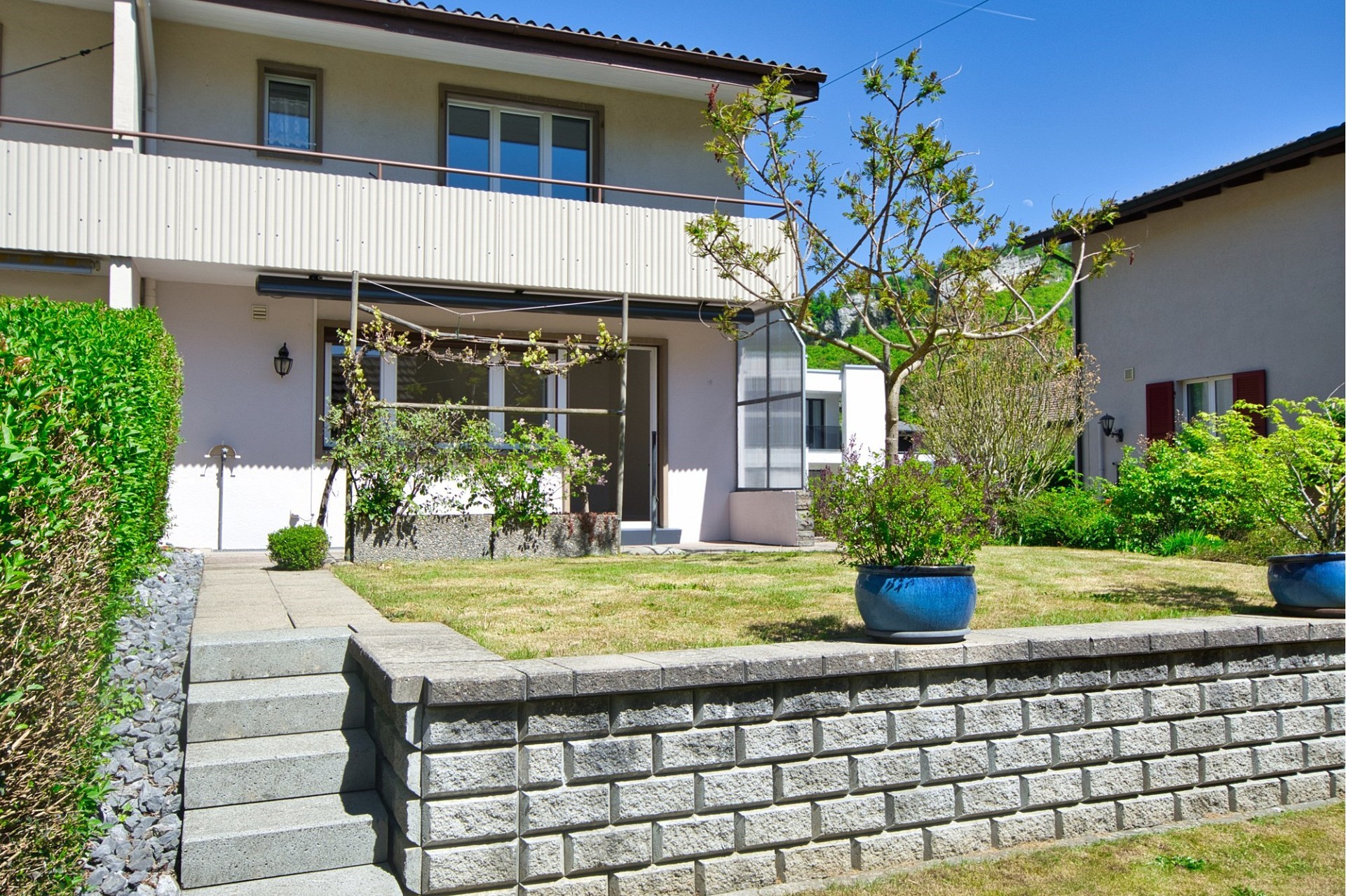 Außenansicht eines Wohnhauses mit Garten