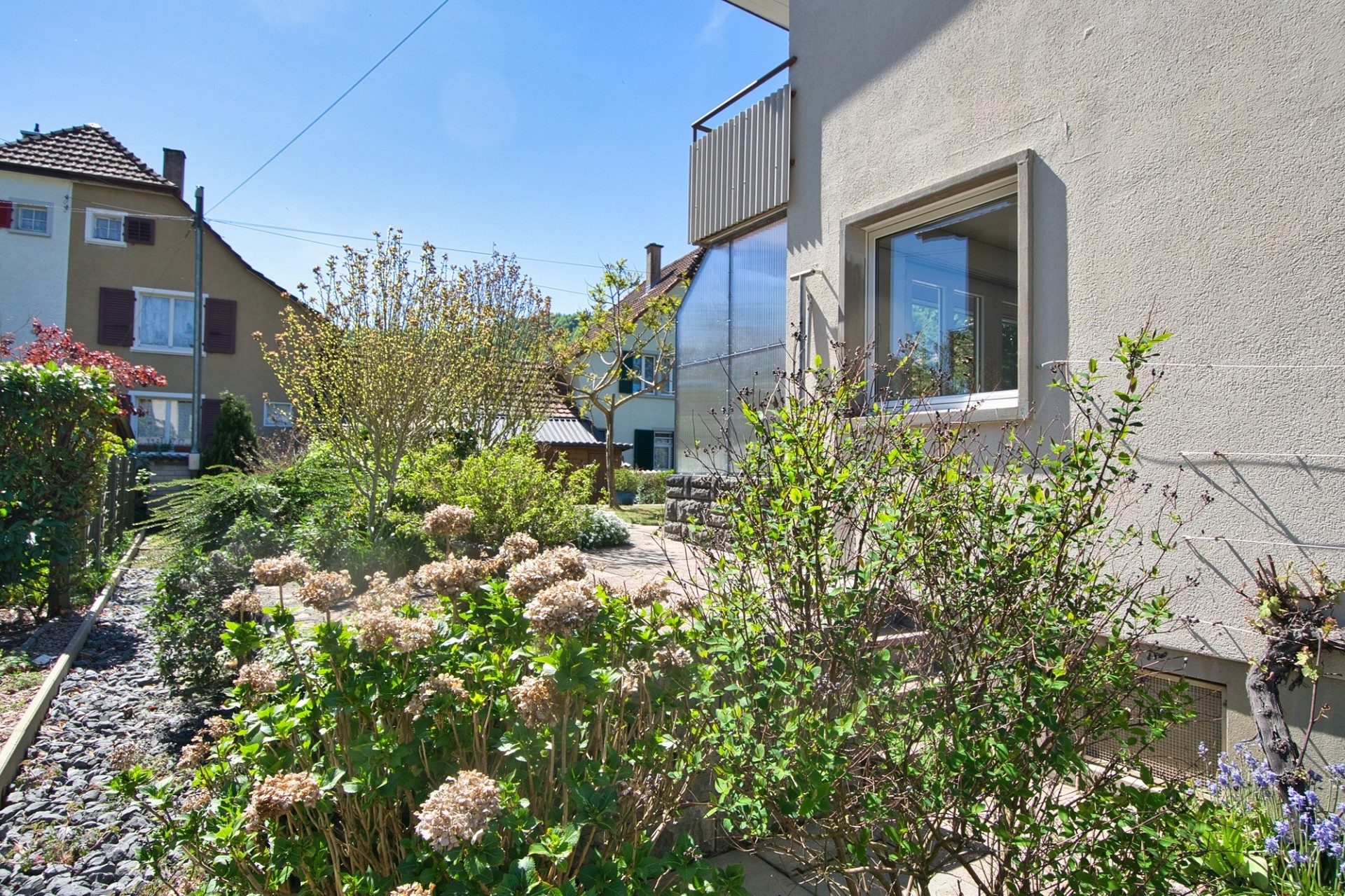 Gartenansicht mit Wohnhaus und Nachbarbebauung