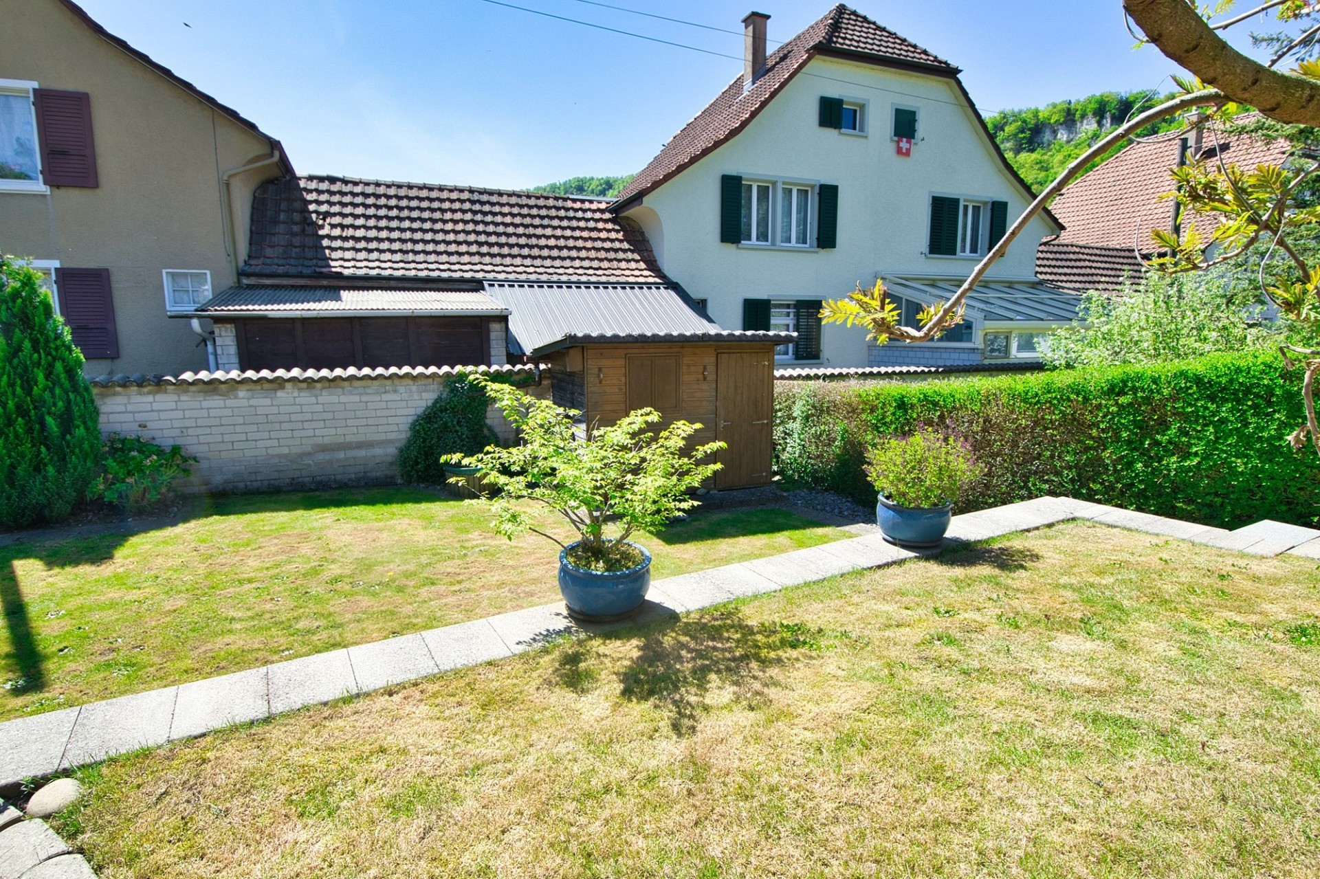 Wohnhaus mit Garten und Nebengebäuden