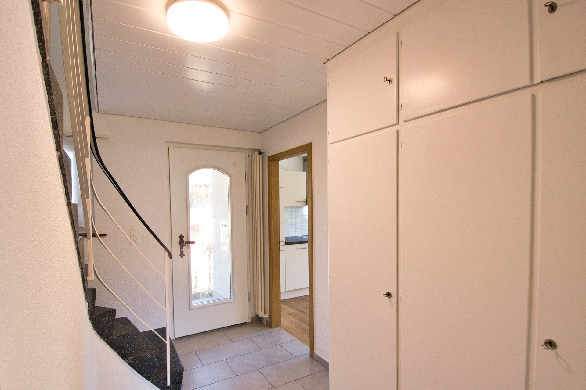 Eingangsflur mit Treppe und Tür zum Küchenbereich