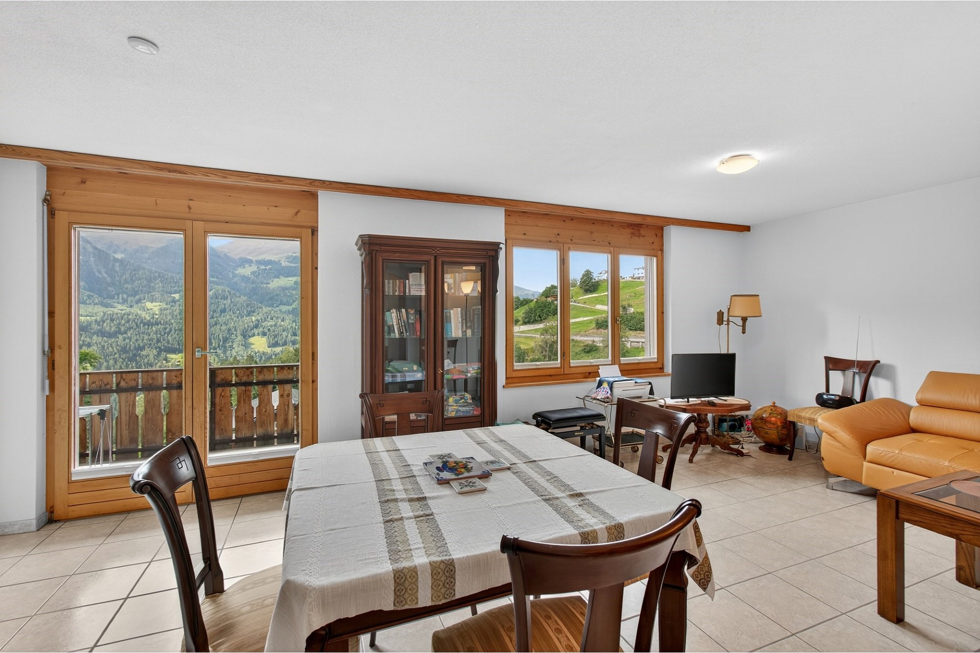 Helles Esszimmer mit Bergblick