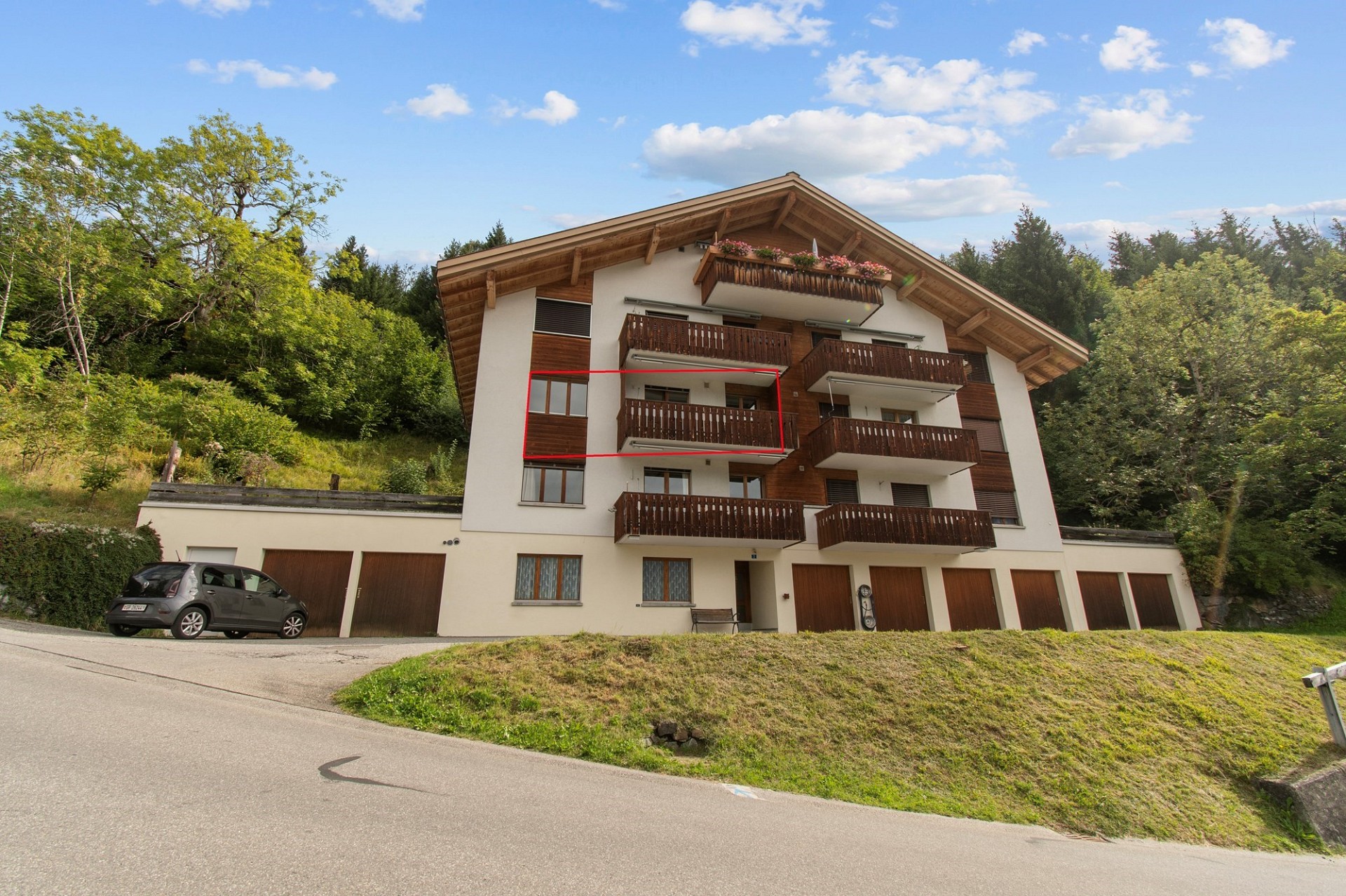 Alpenähnliches Mehrfamilienhaus mit Holzbalkonen