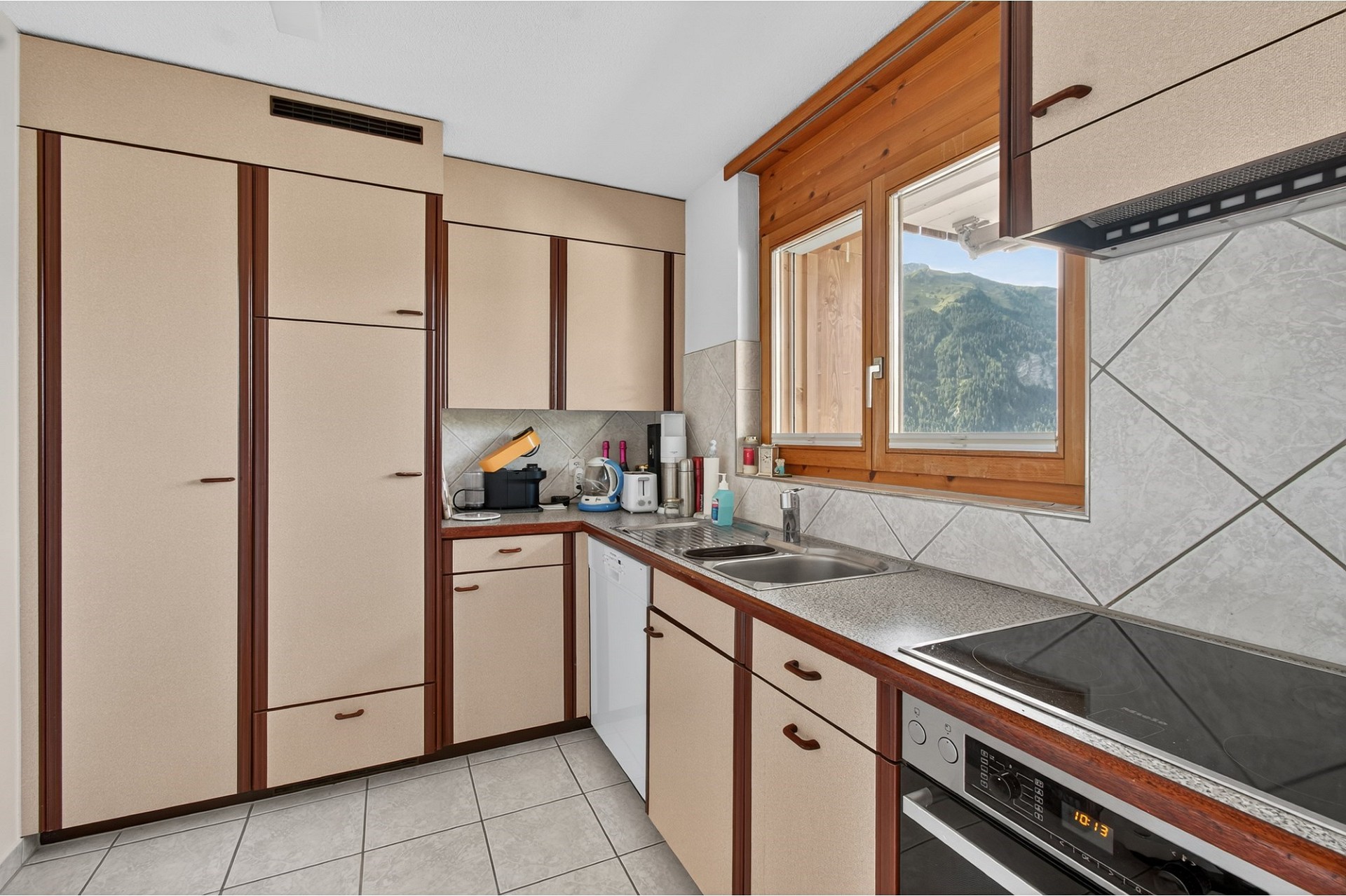 Kompakte Küche mit Bergblick