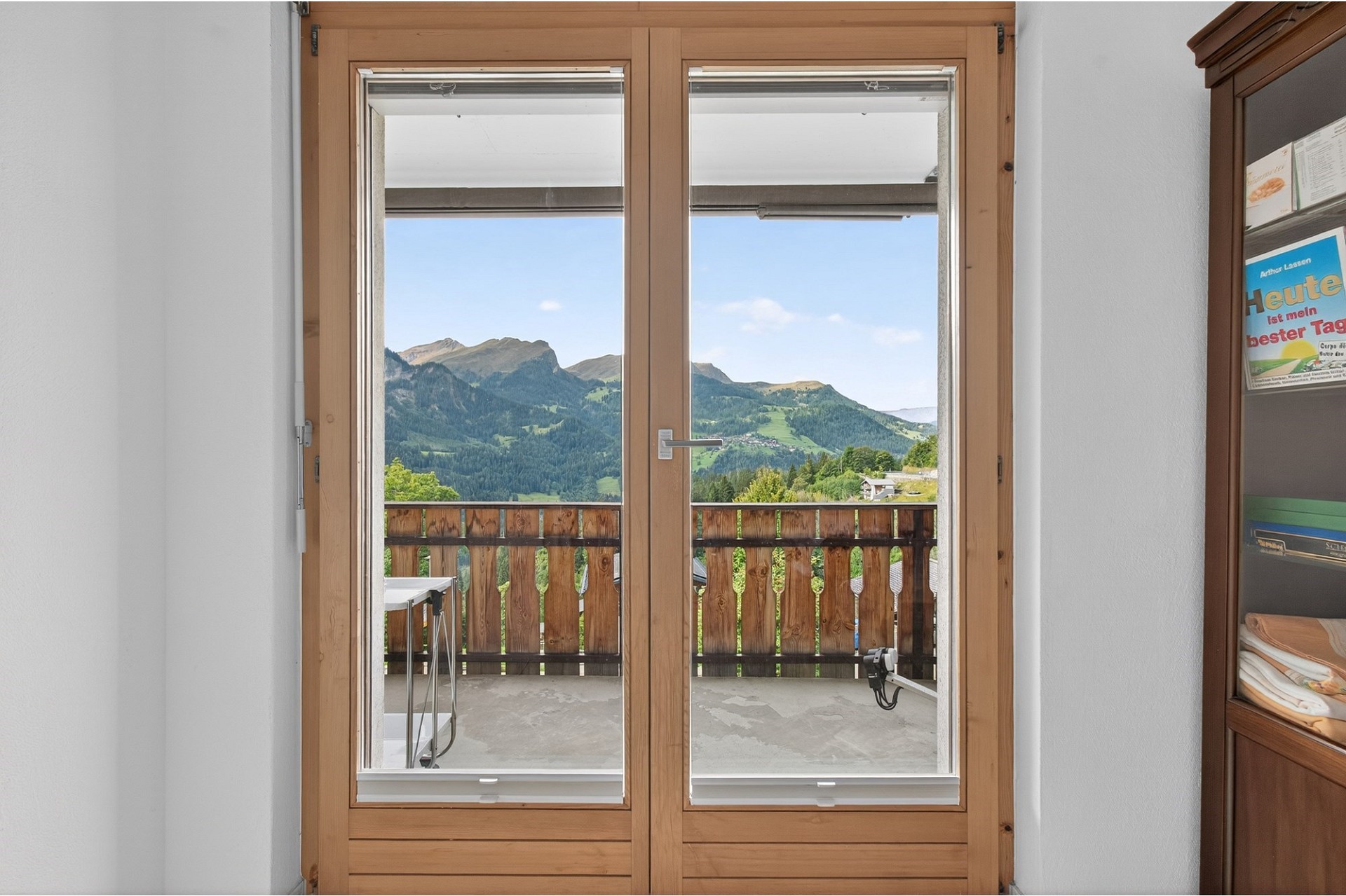 Balkontür mit Bergblick