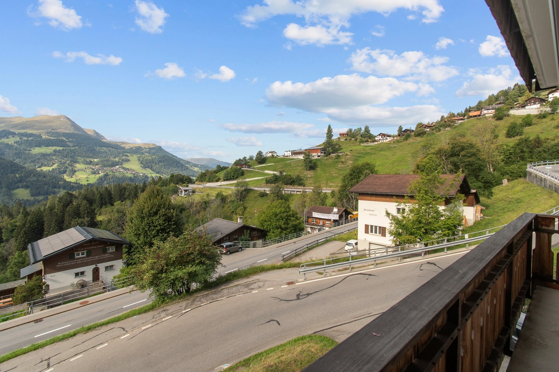 Berglandschaft mit Straße und Chalets