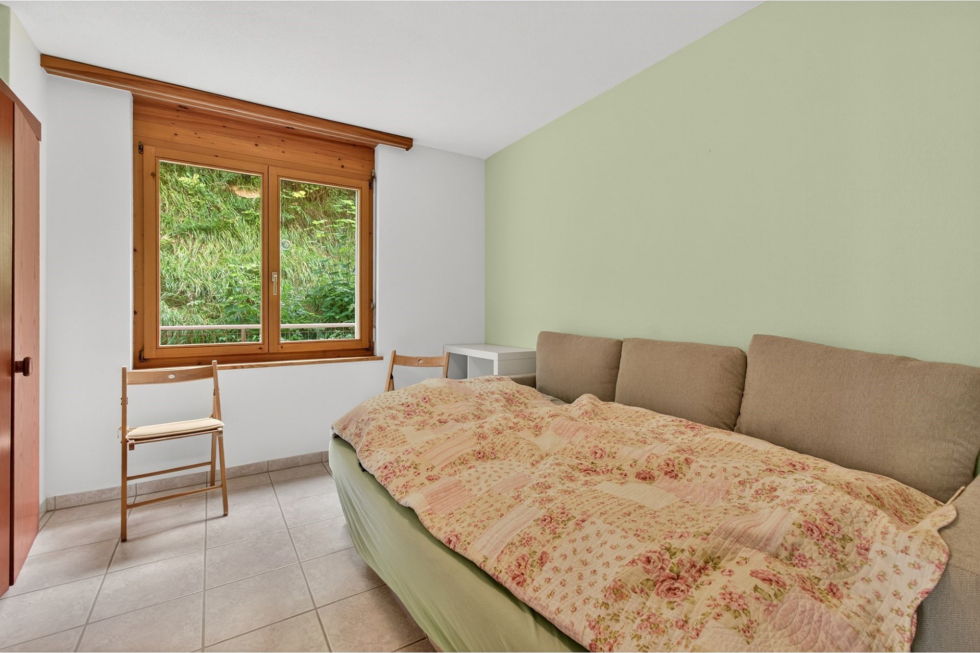 Schlafzimmer mit Blick ins Grüne