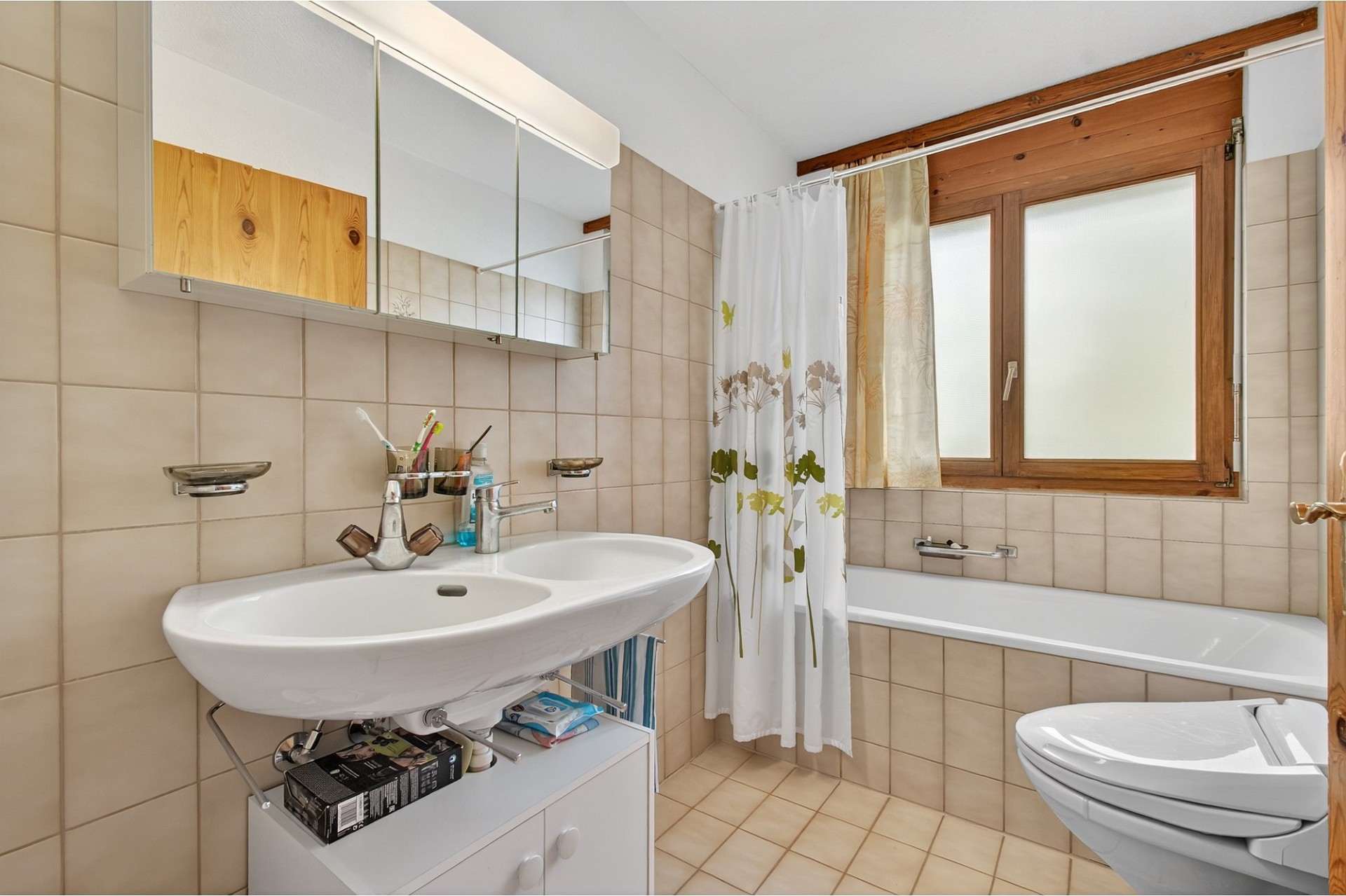 Badezimmer mit Wanne und Doppelwaschbecken