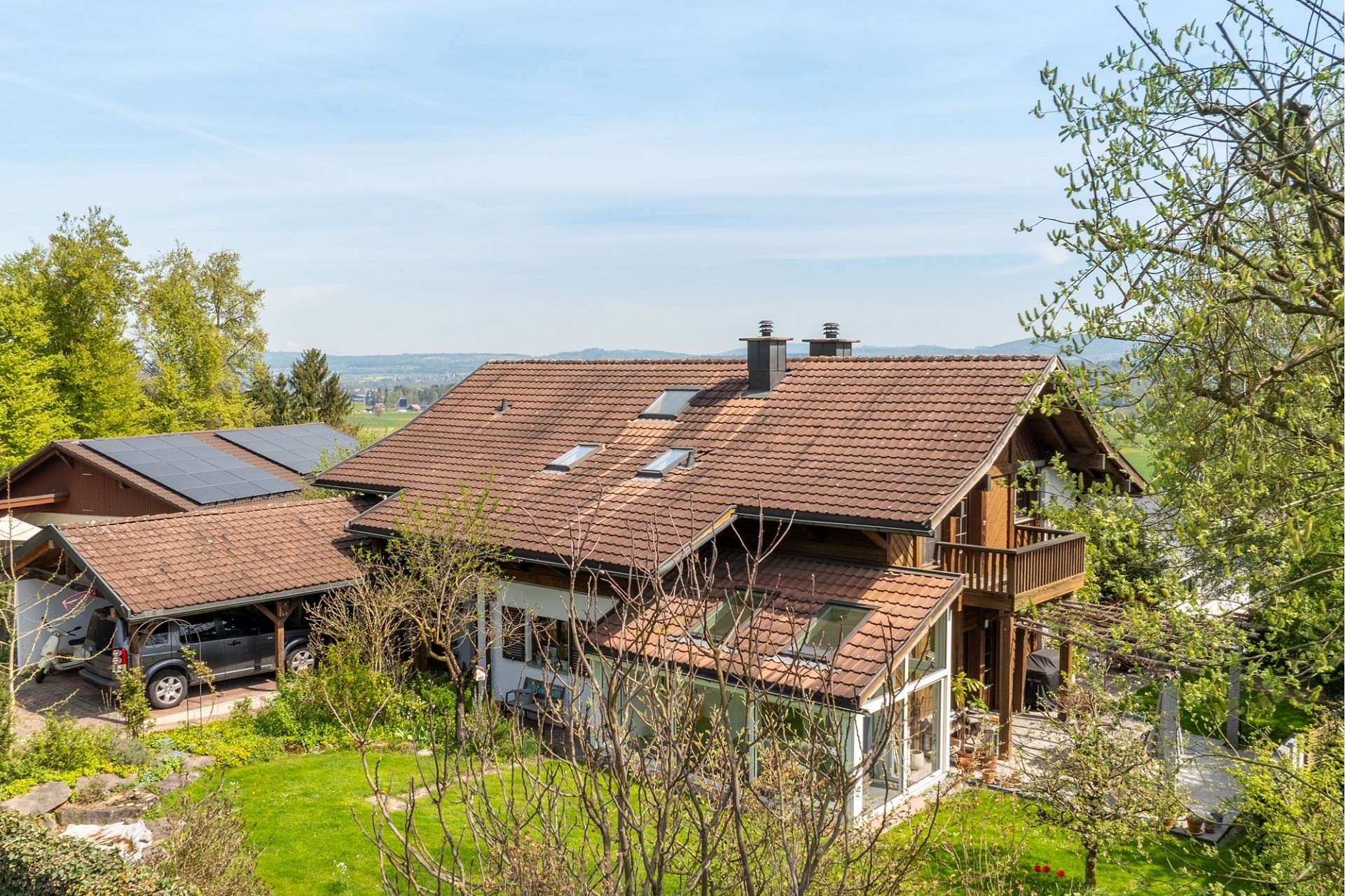 Ländliches Wohnhaus mit Walmdach und Garten