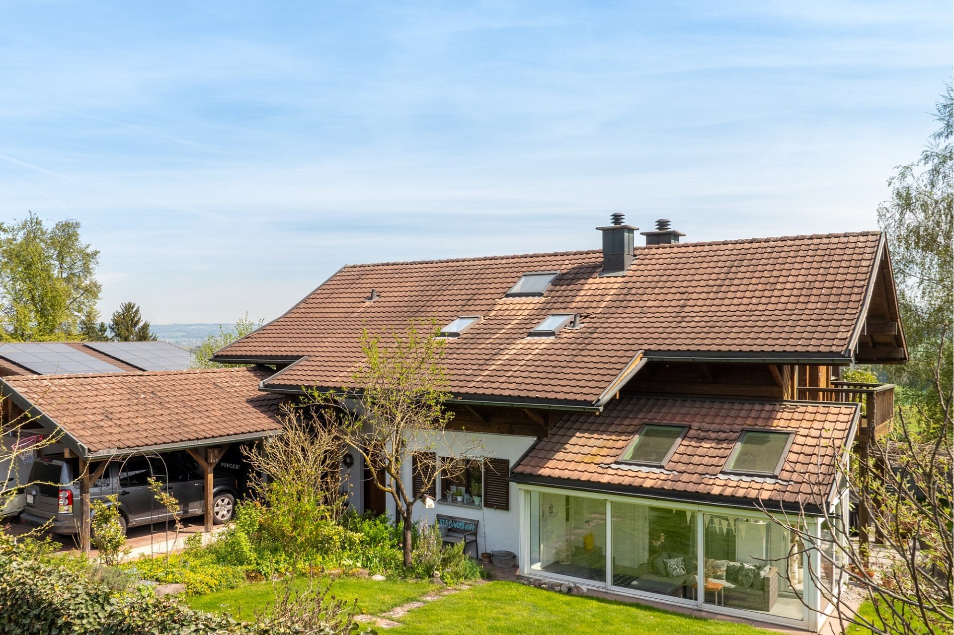 Außenansicht eines Hauses mit großem Satteldach