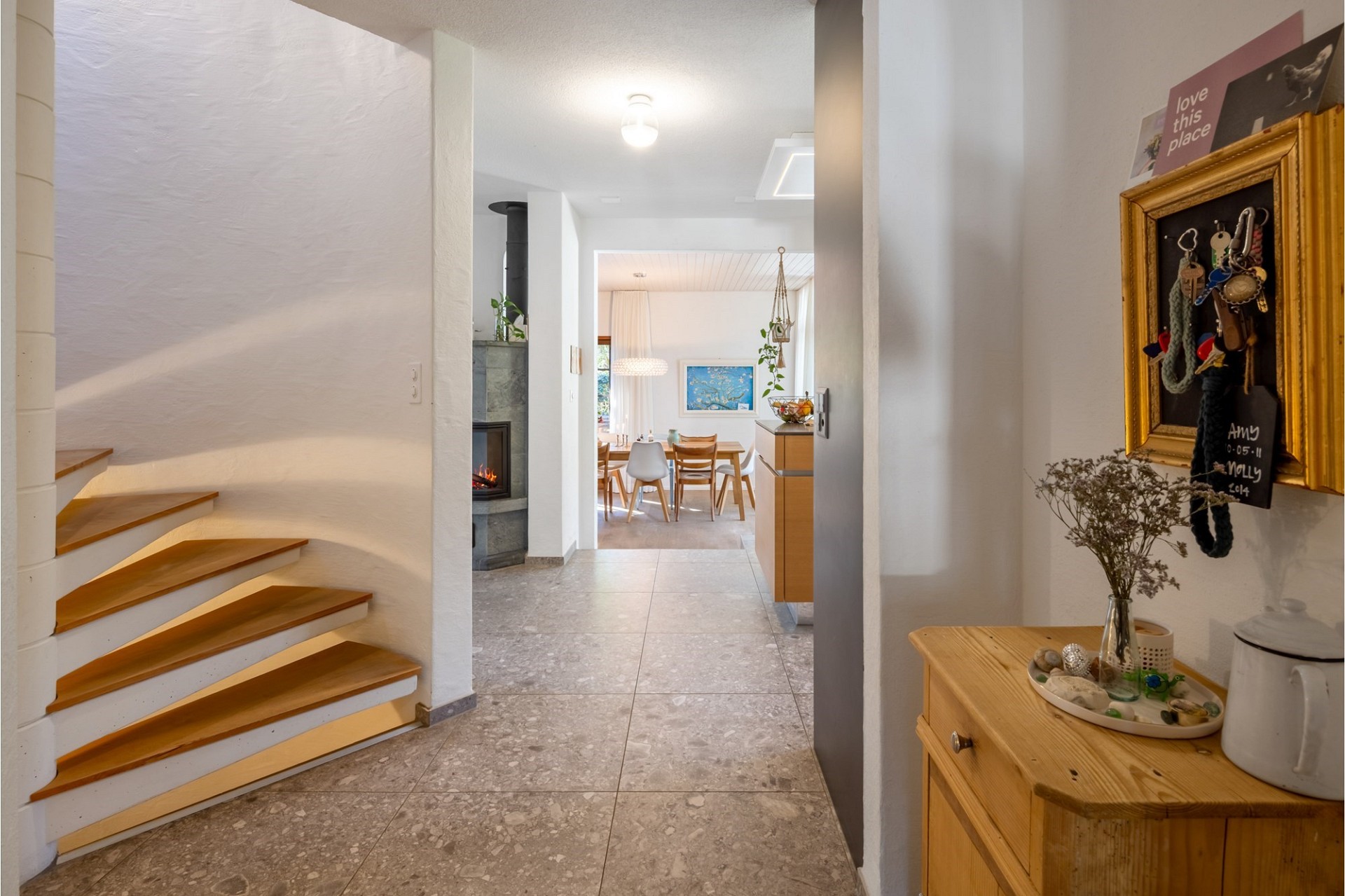 Heller Eingangsbereich mit Blick in den Wohn- und Essbereich