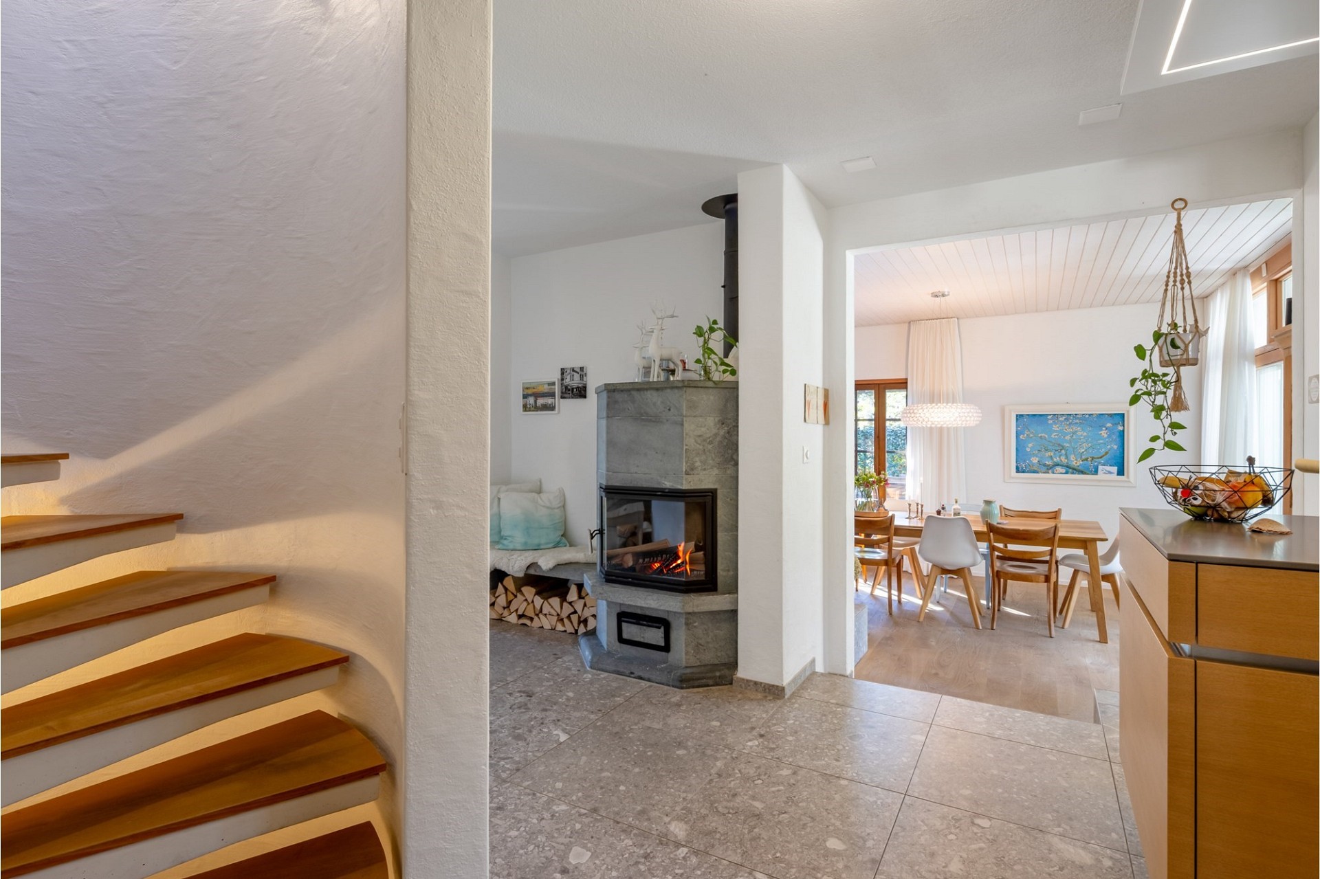 Offener Wohnbereich mit Kamin und Essplatz