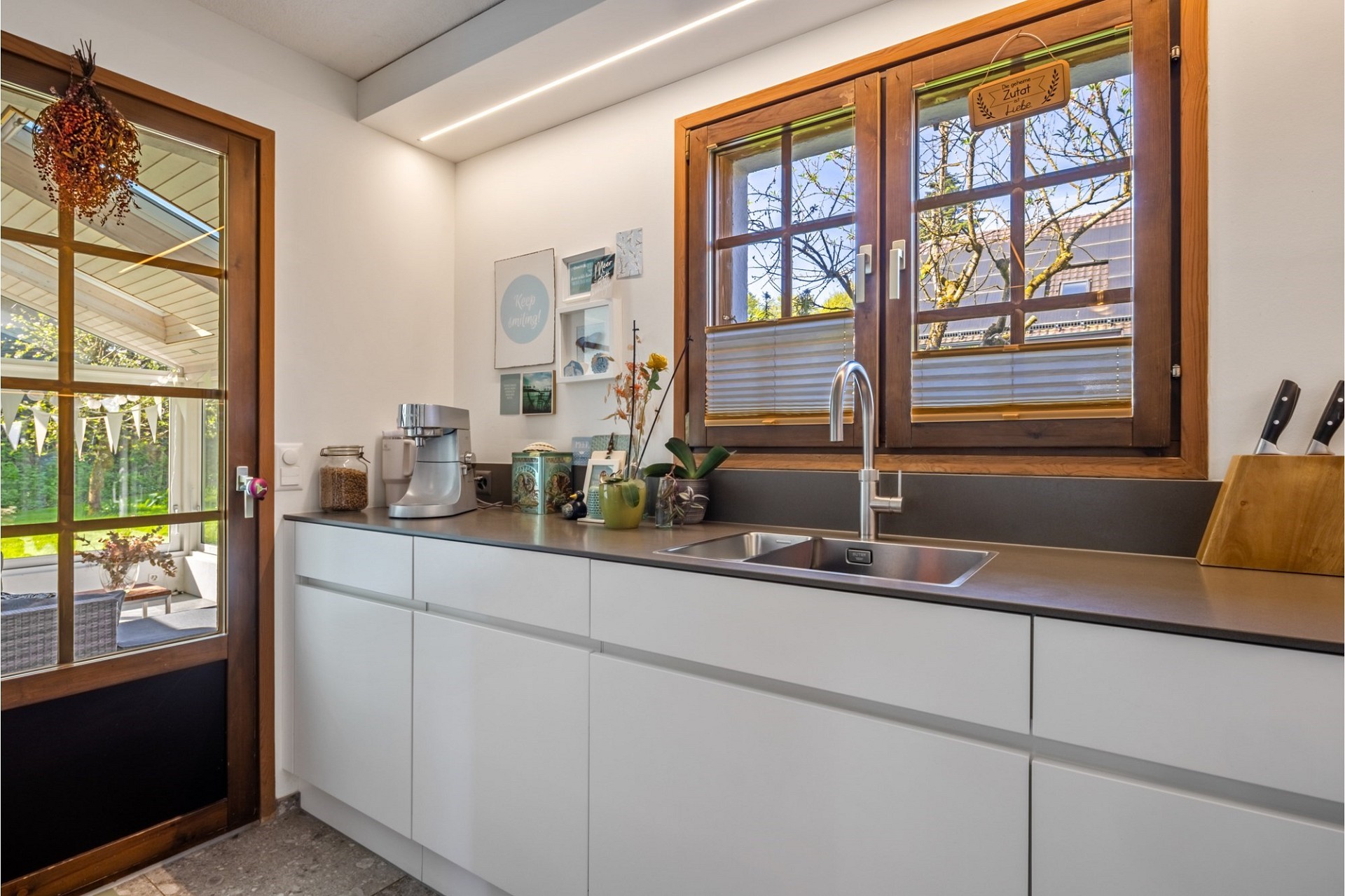 Helle, moderne Küche mit Holzfenstern