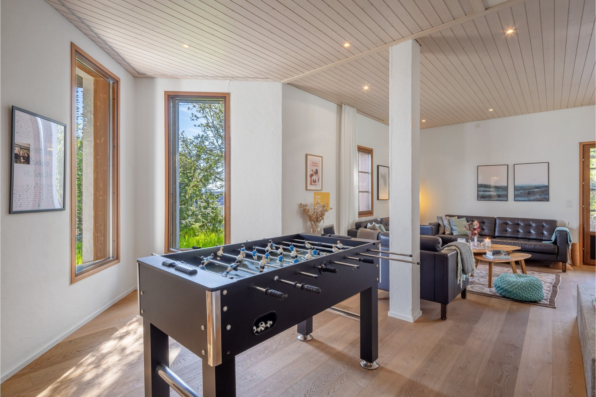 Heller Wohnbereich mit Tischfußball und Lounge
