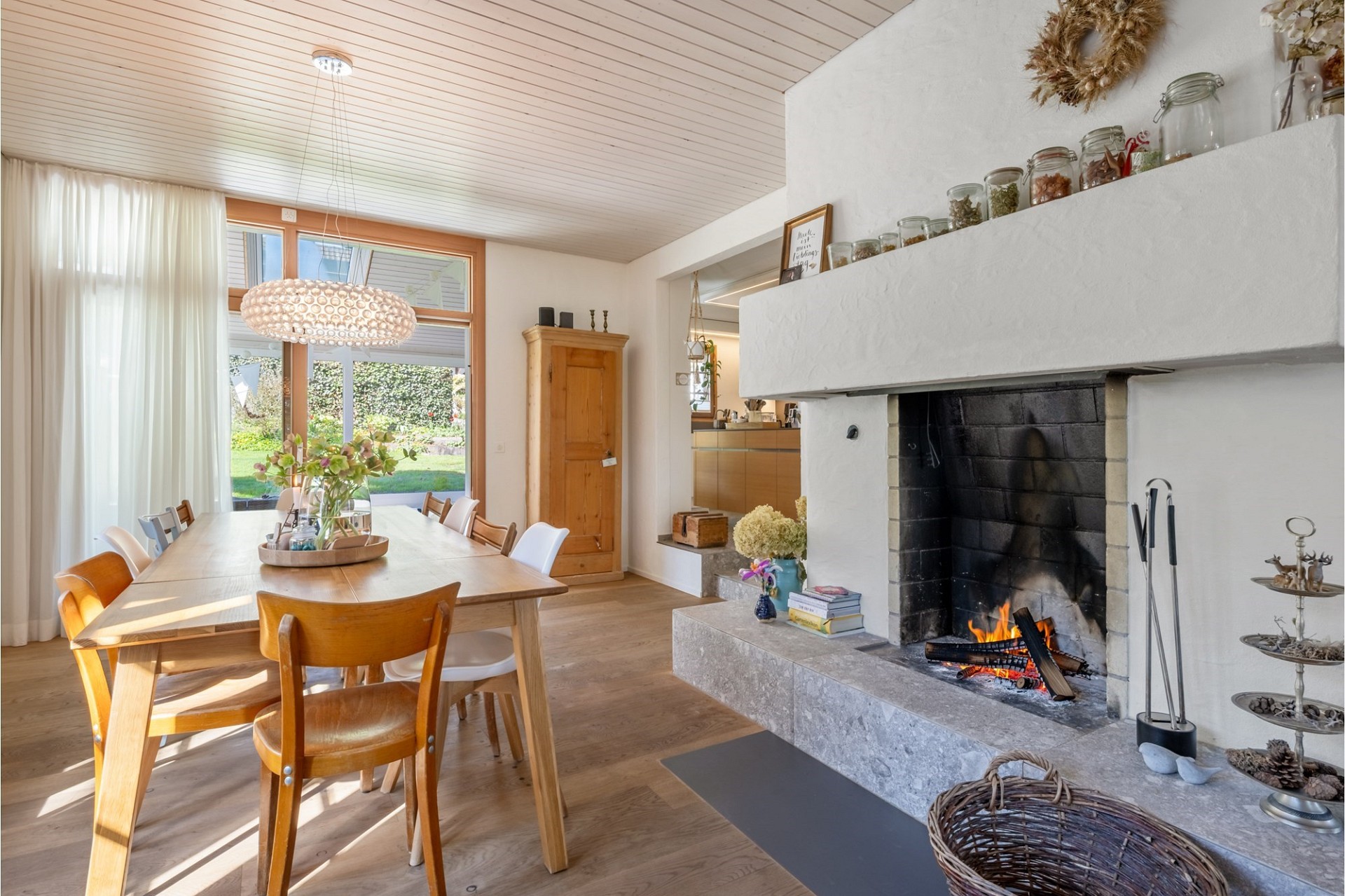 Heller Essbereich mit Kamin