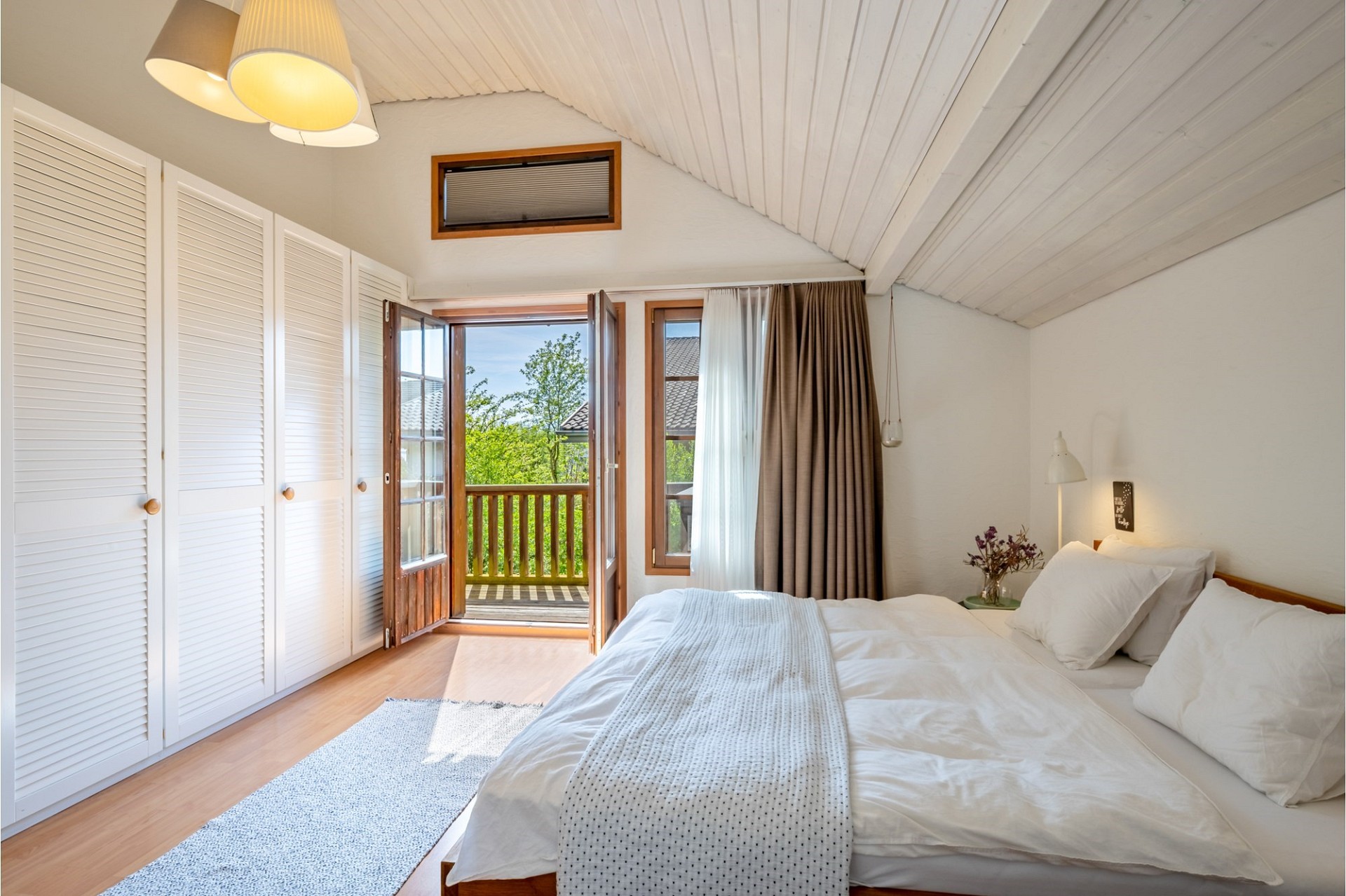 Helles Schlafzimmer mit Balkonzugang