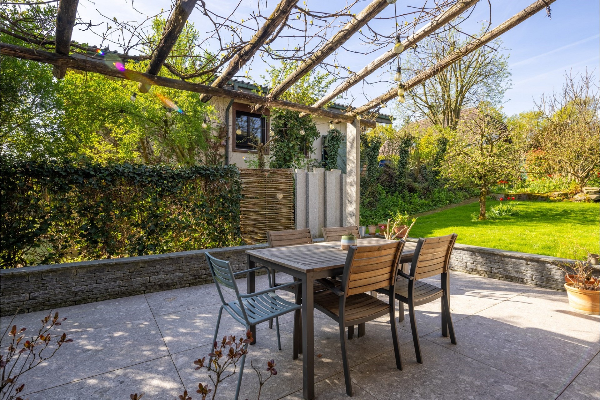 Gepflegte Garten-Terrasse mit Essplatz