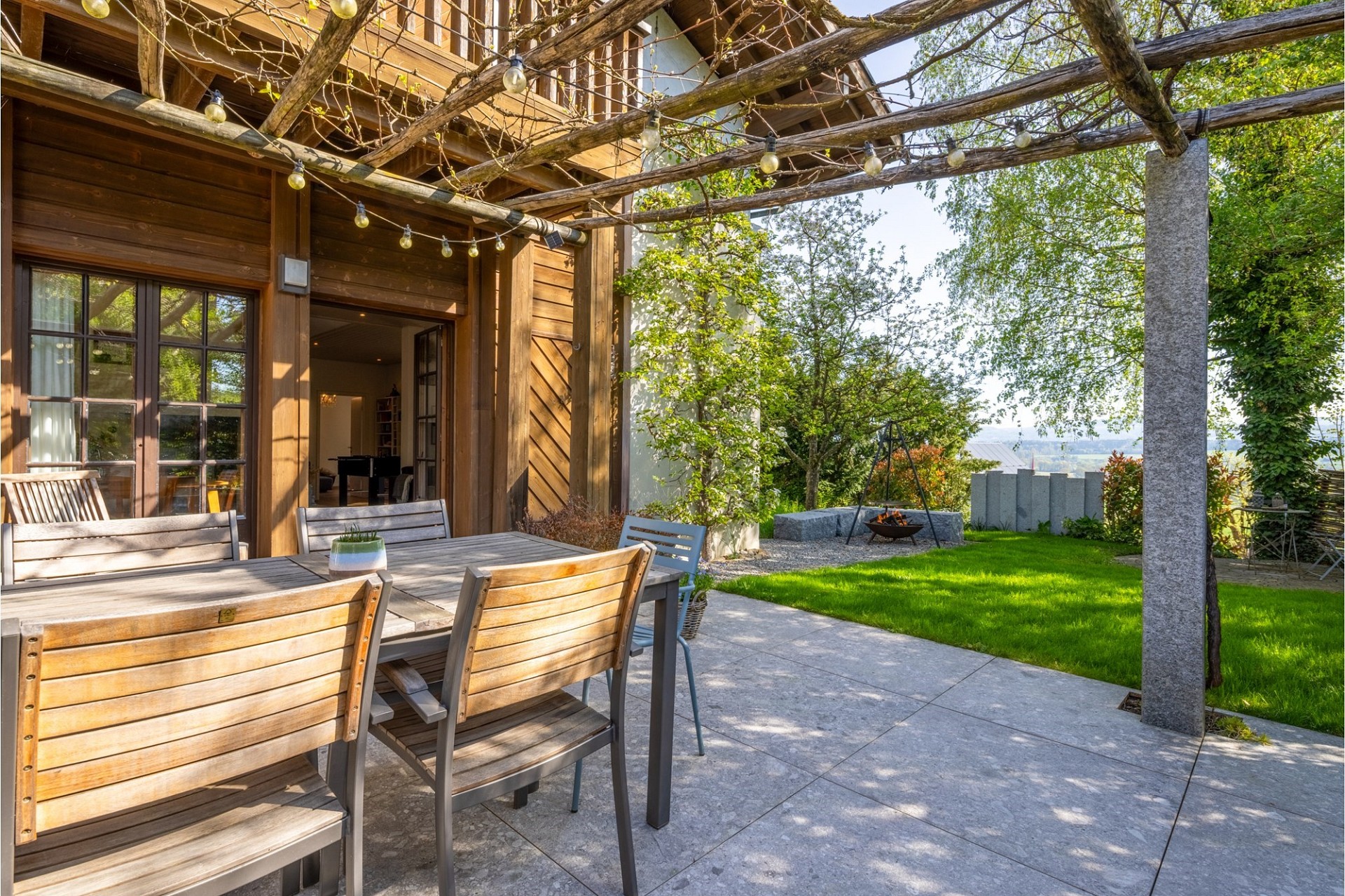 Terrasse mit Pergola und Gartenlounge