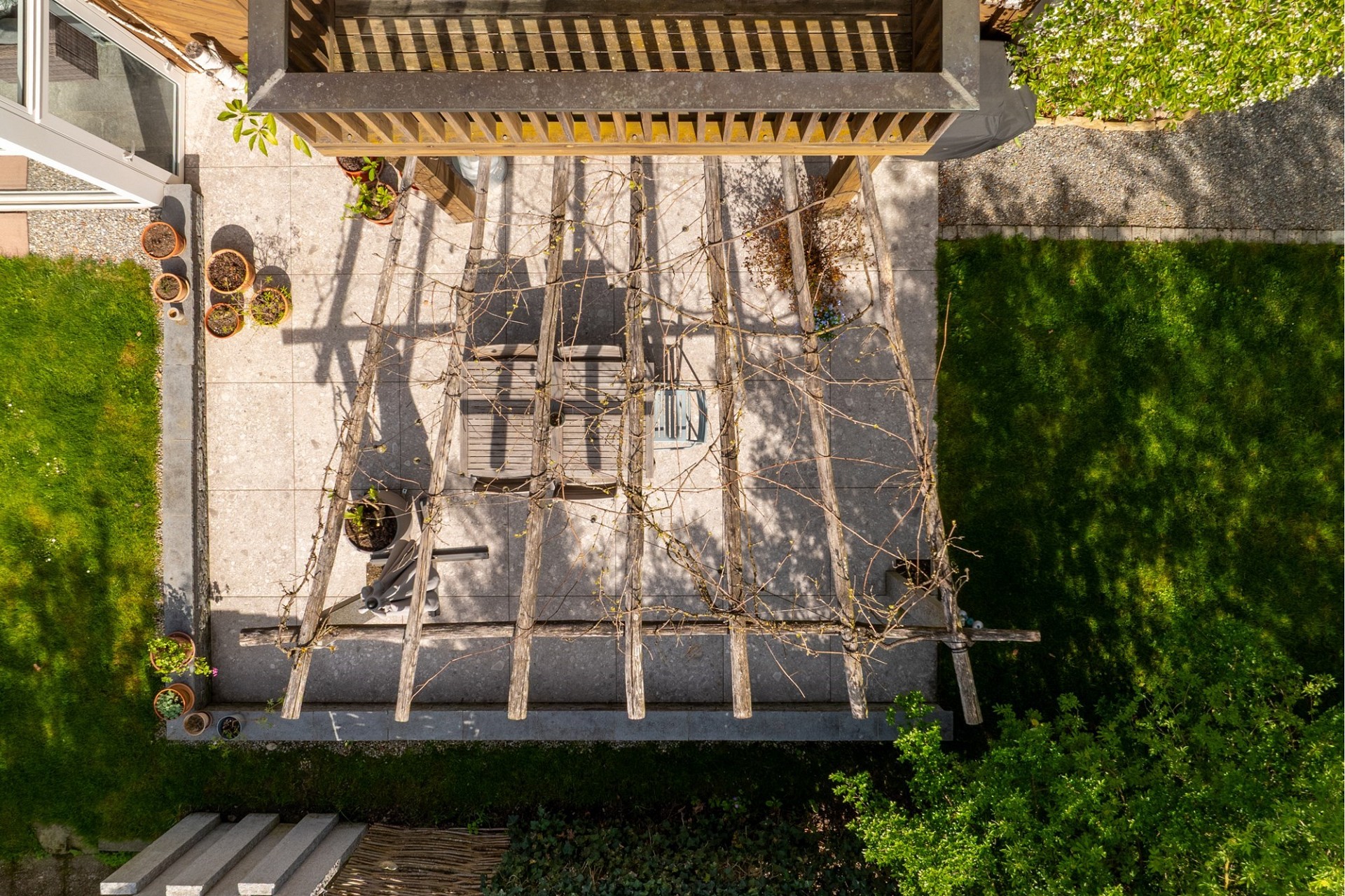 Luftaufnahme einer begrünten Terrasse mit Pergola