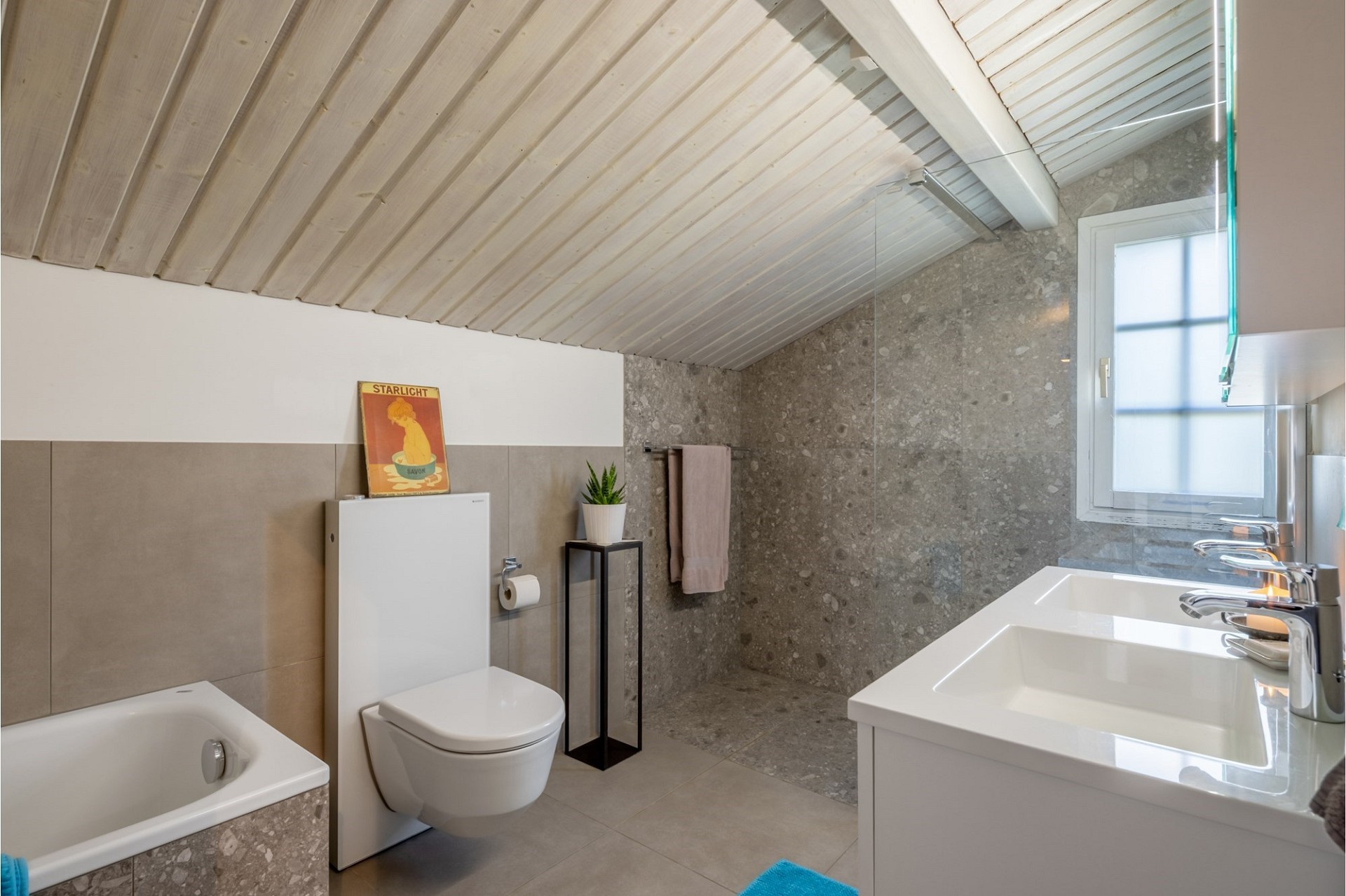 Modernes Badezimmer mit Dachschräge