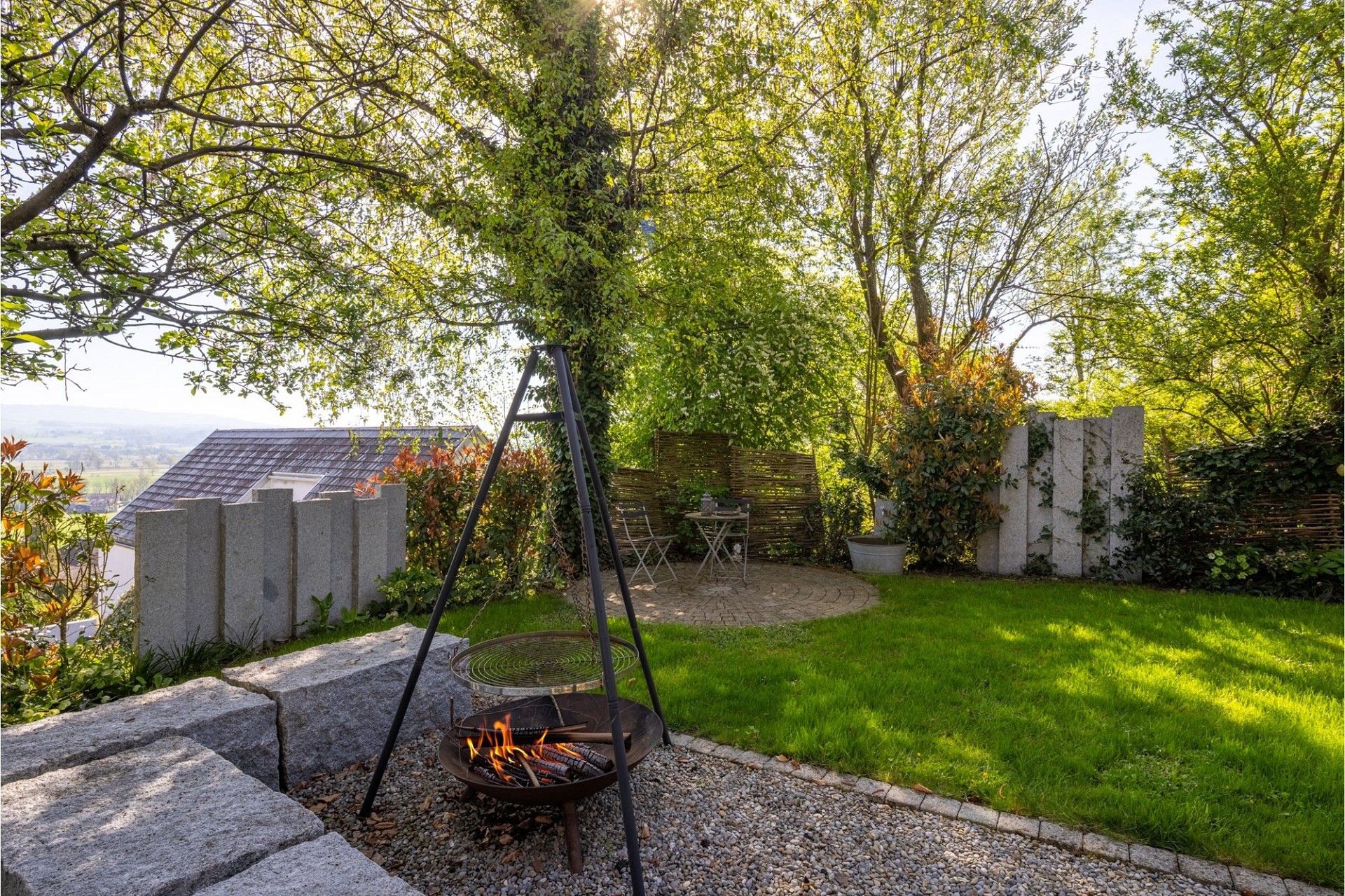 Garten mit Feuerstelle und Terrasse