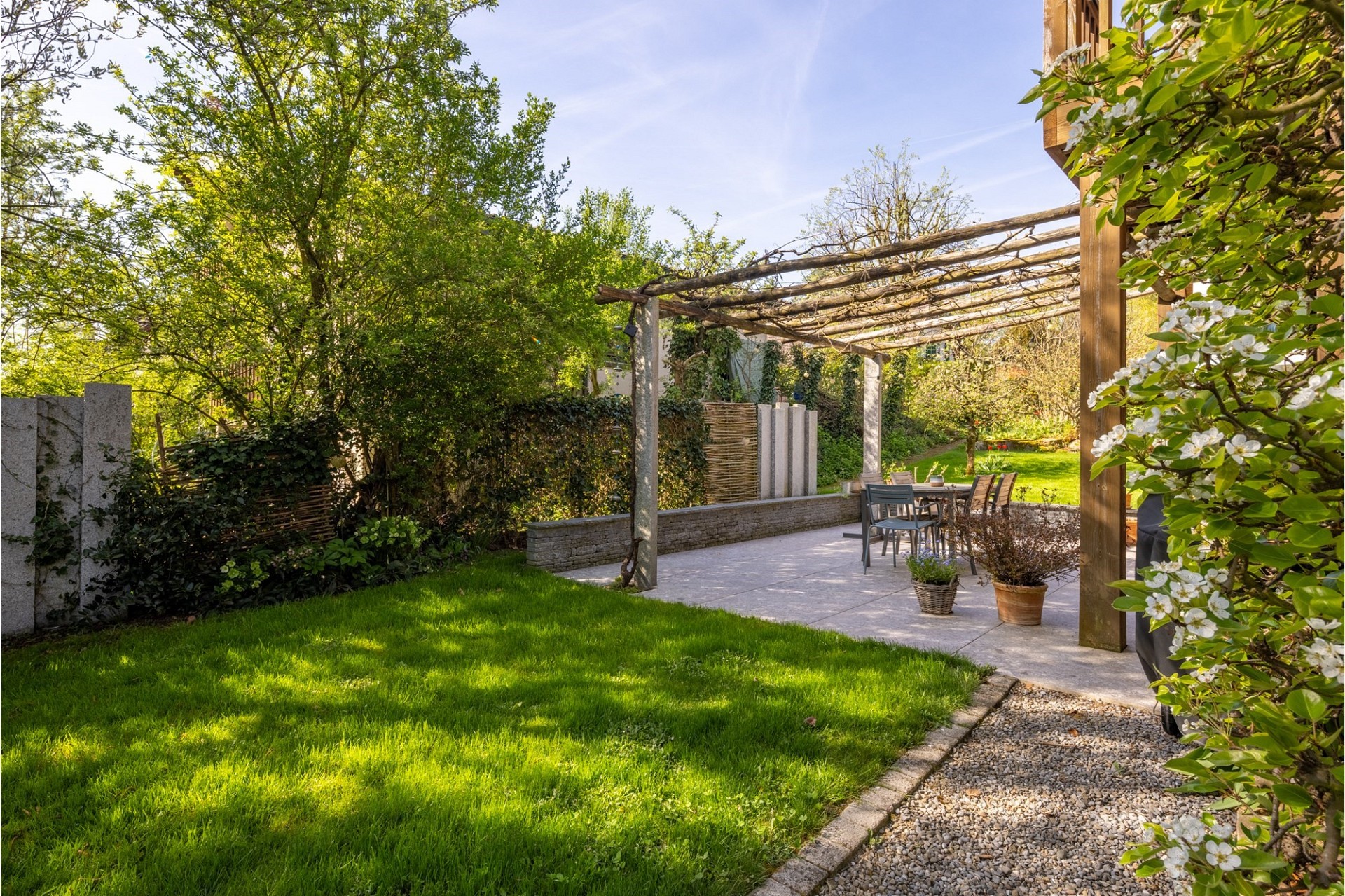 Grüner Garten mit Terrasse und Pergola