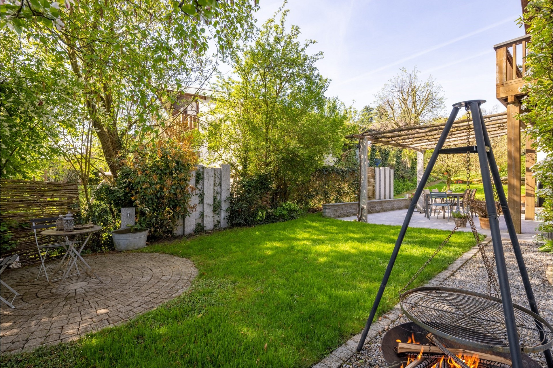 Gepflegter Garten mit Feuerstelle und Sitzbereichen
