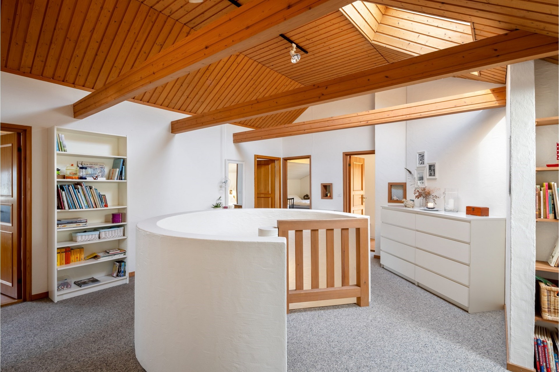Offener Dachraum mit Holzdecke und Galerie