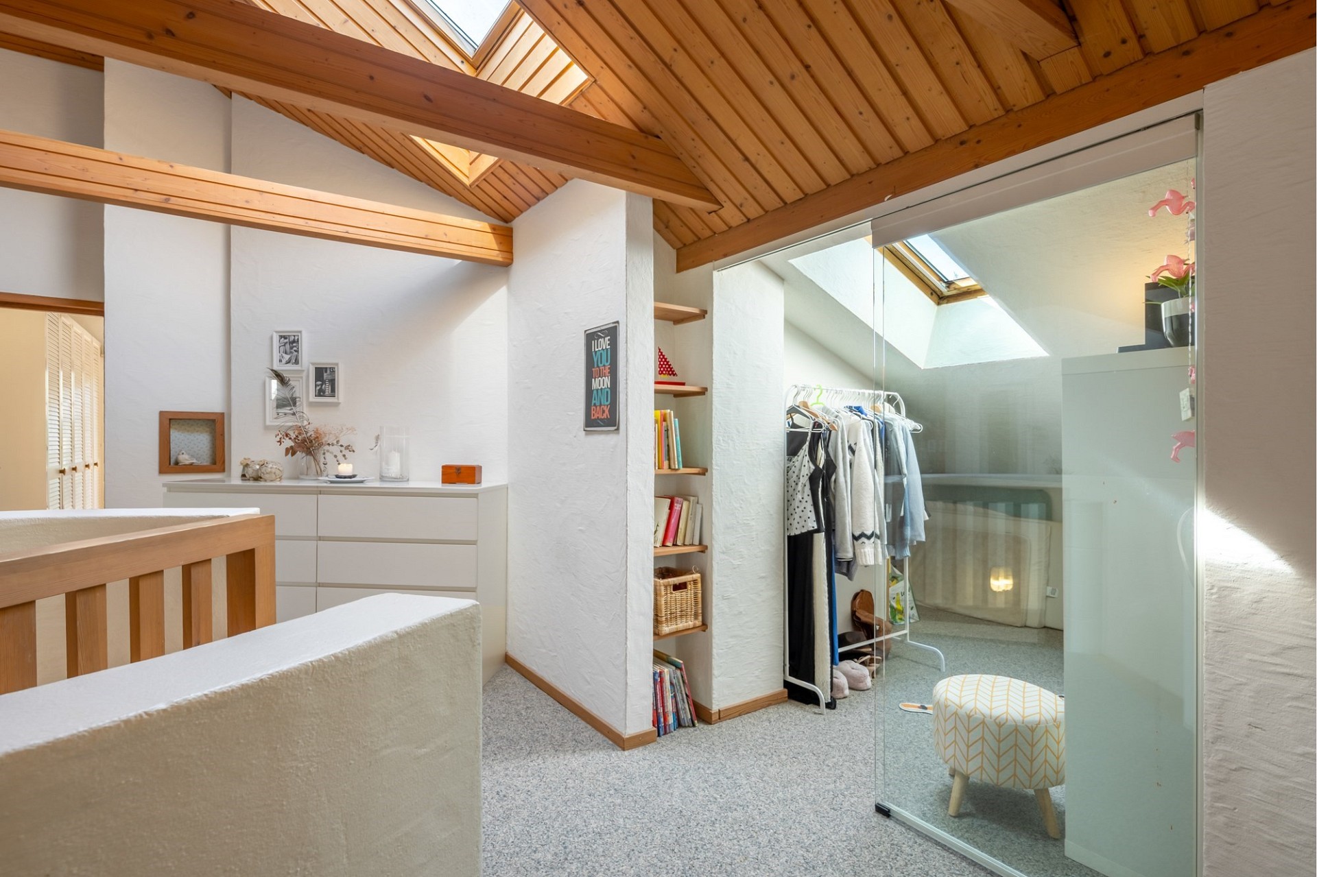 Heller Dachgeschossraum mit Ankleide und Holzdecke