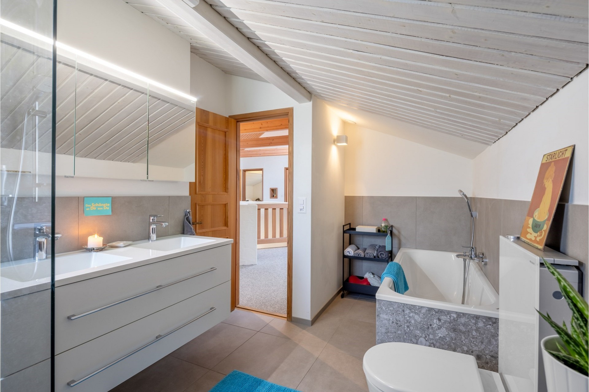 Modernes Badezimmer im Dachgeschoss