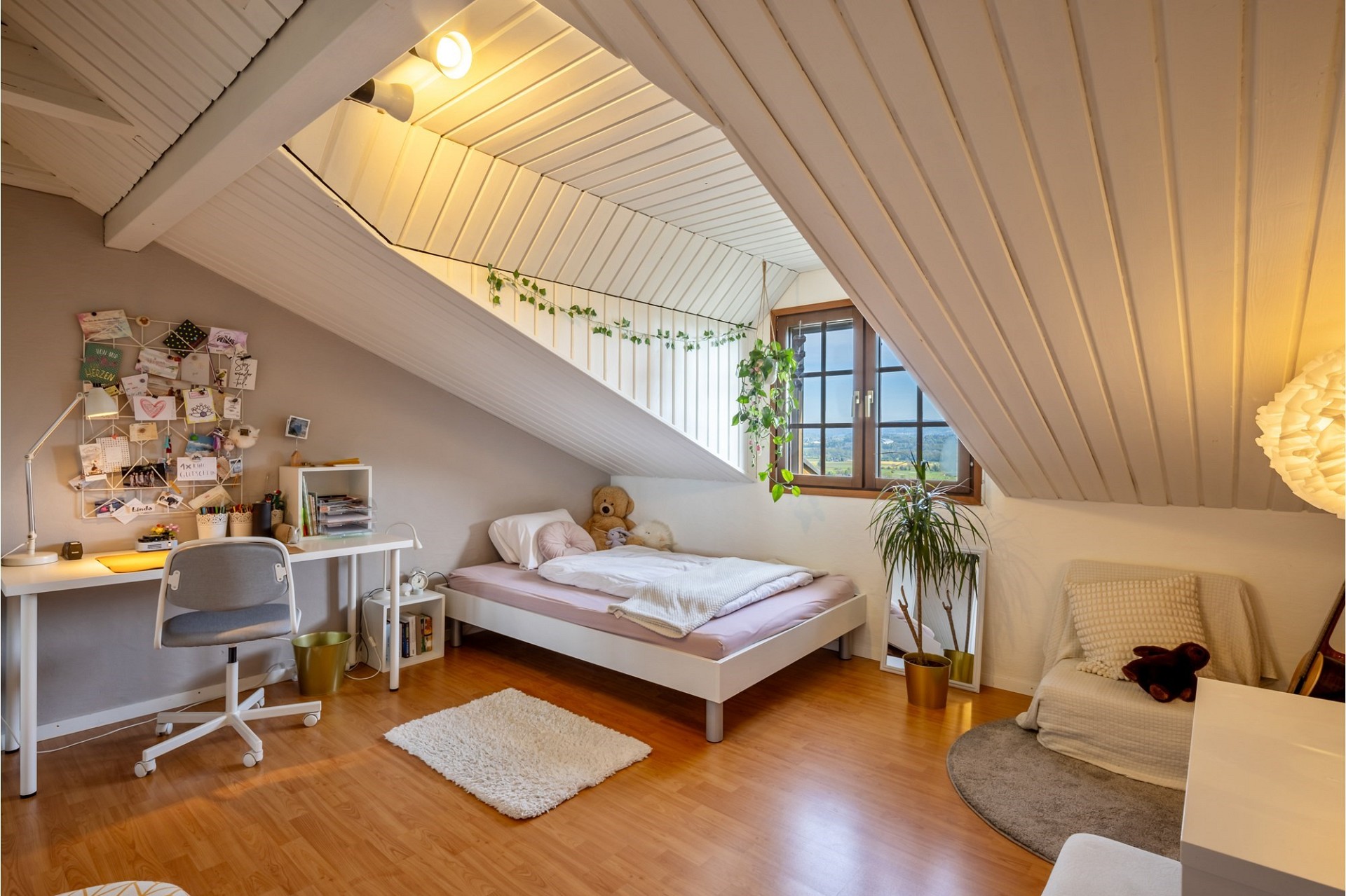 Gemütliches Dachzimmer mit Arbeits- und Schlafbereich