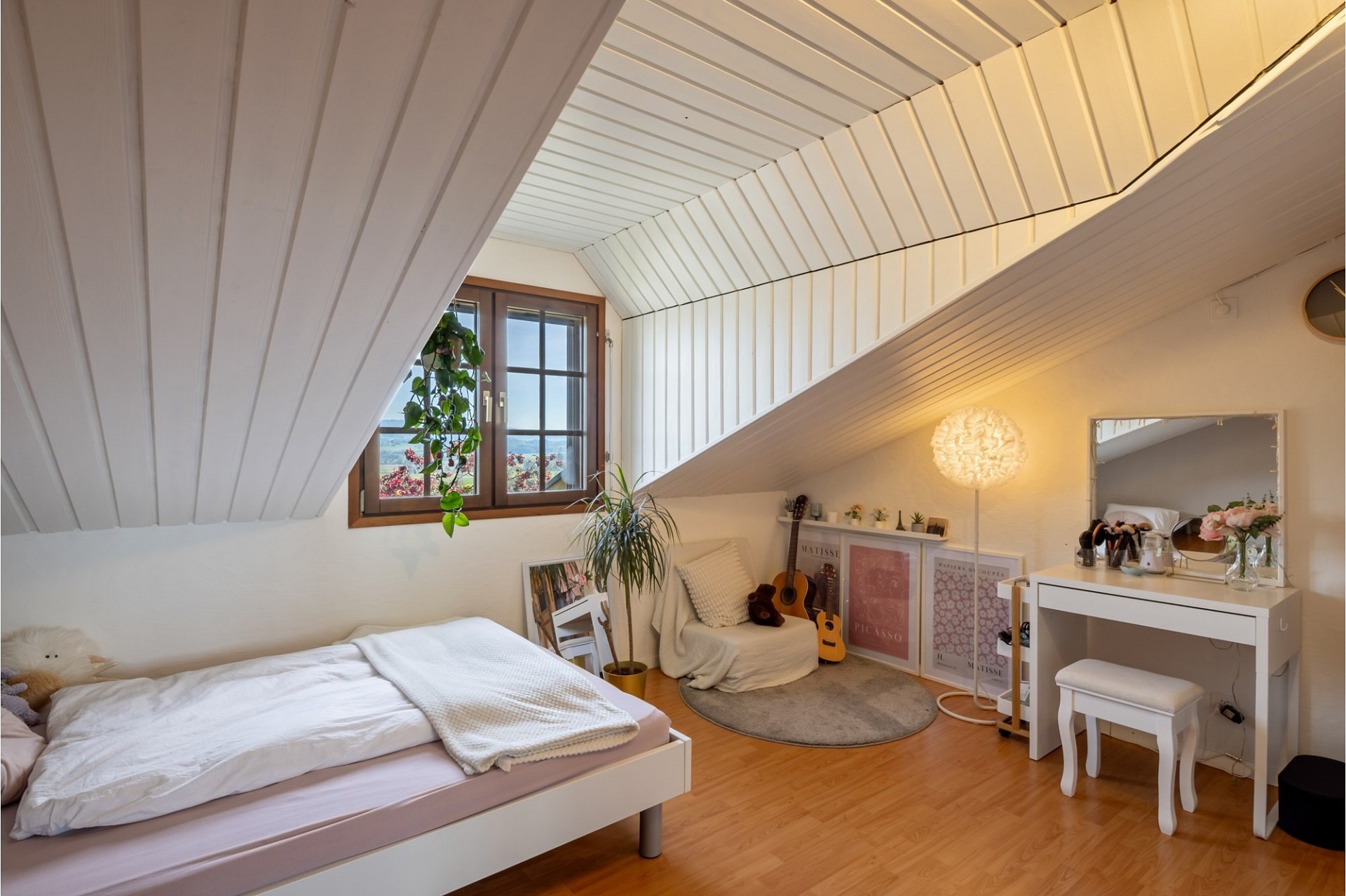 Dachgeschoss-Schlafzimmer mit Arbeitsbereich