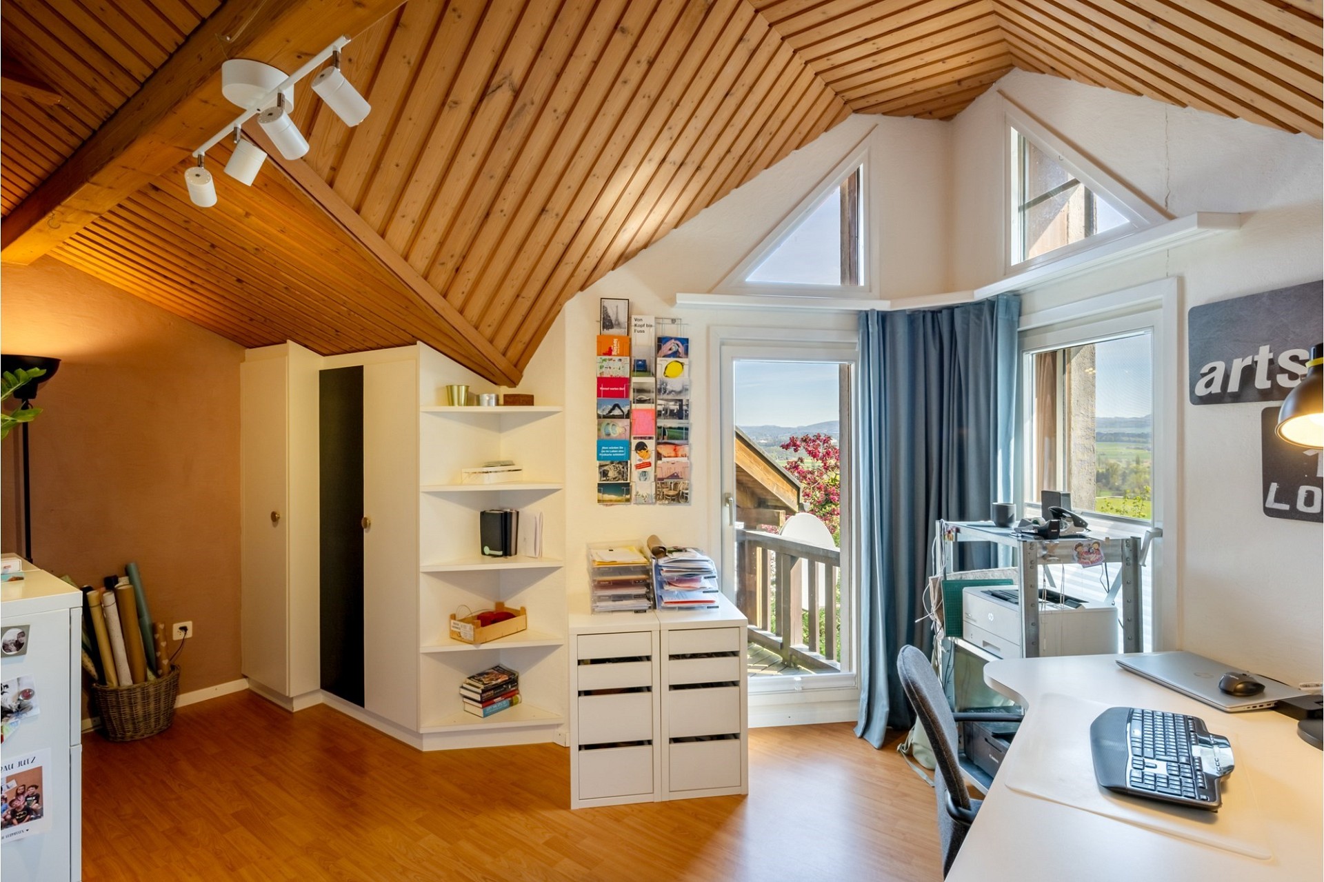 Dachgeschoss-Büro mit Balkonblick