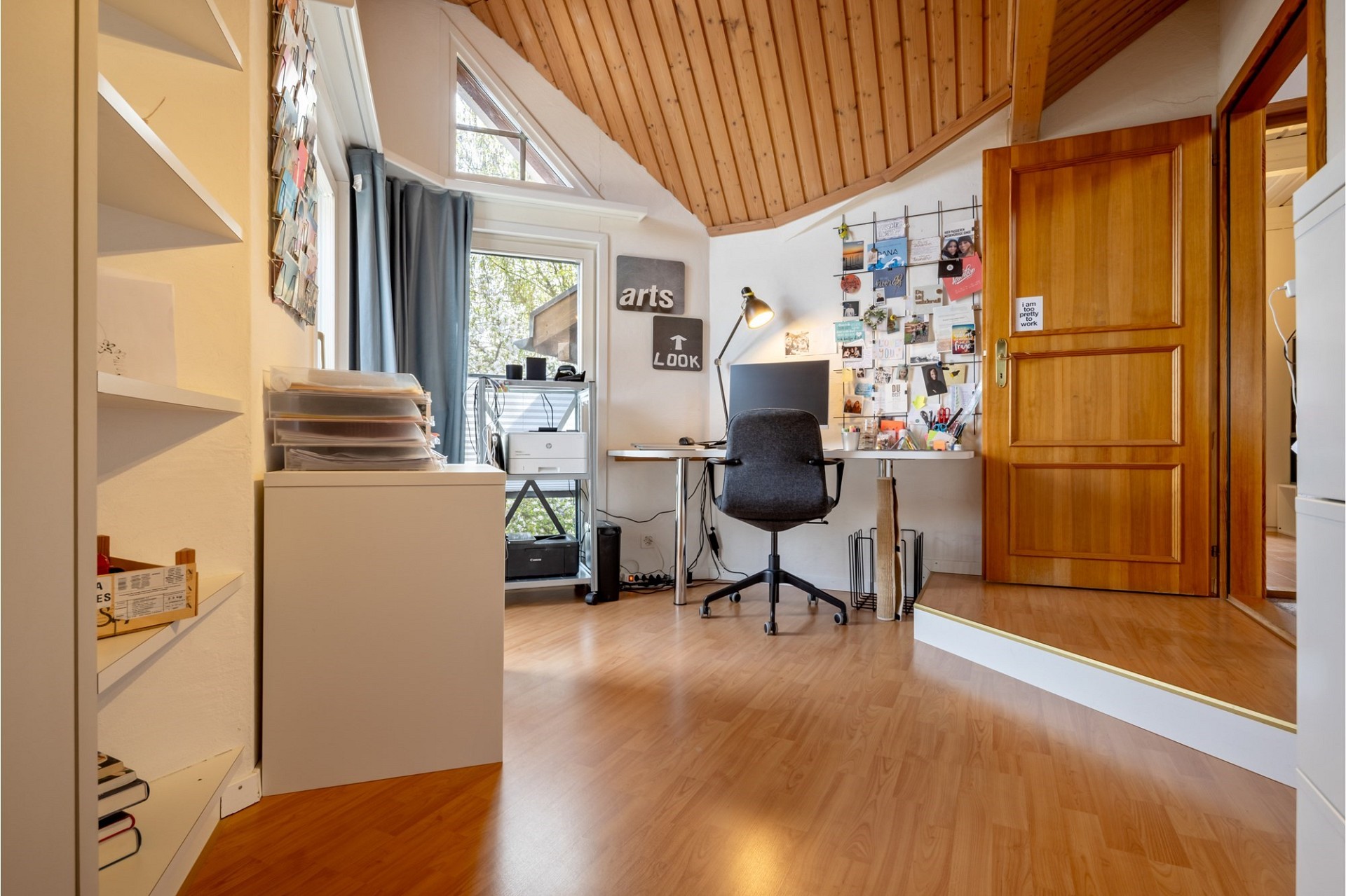 Dachgeschoss-Arbeitszimmer mit Schreibtisch