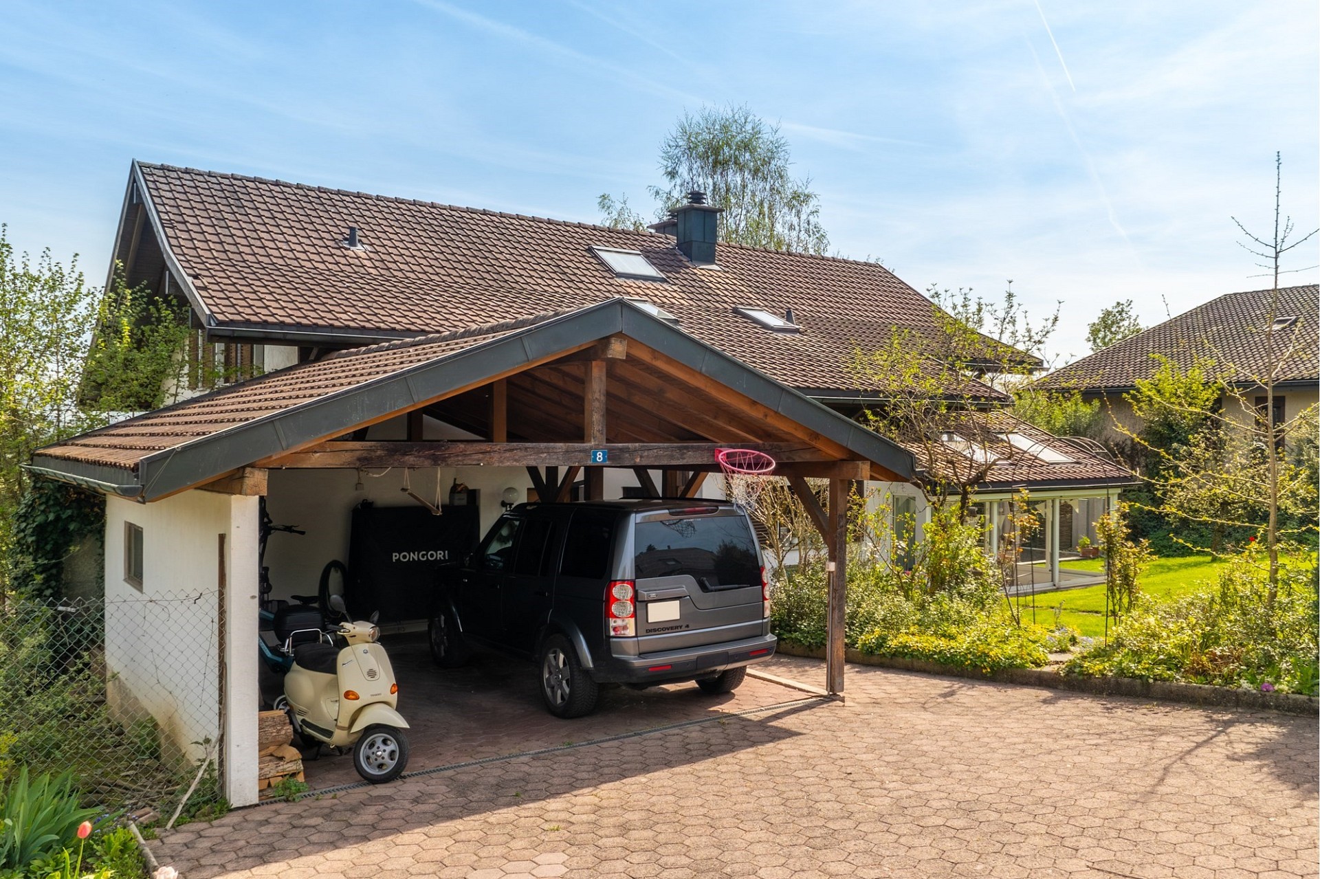 Garage mit Carport und Einfahrt