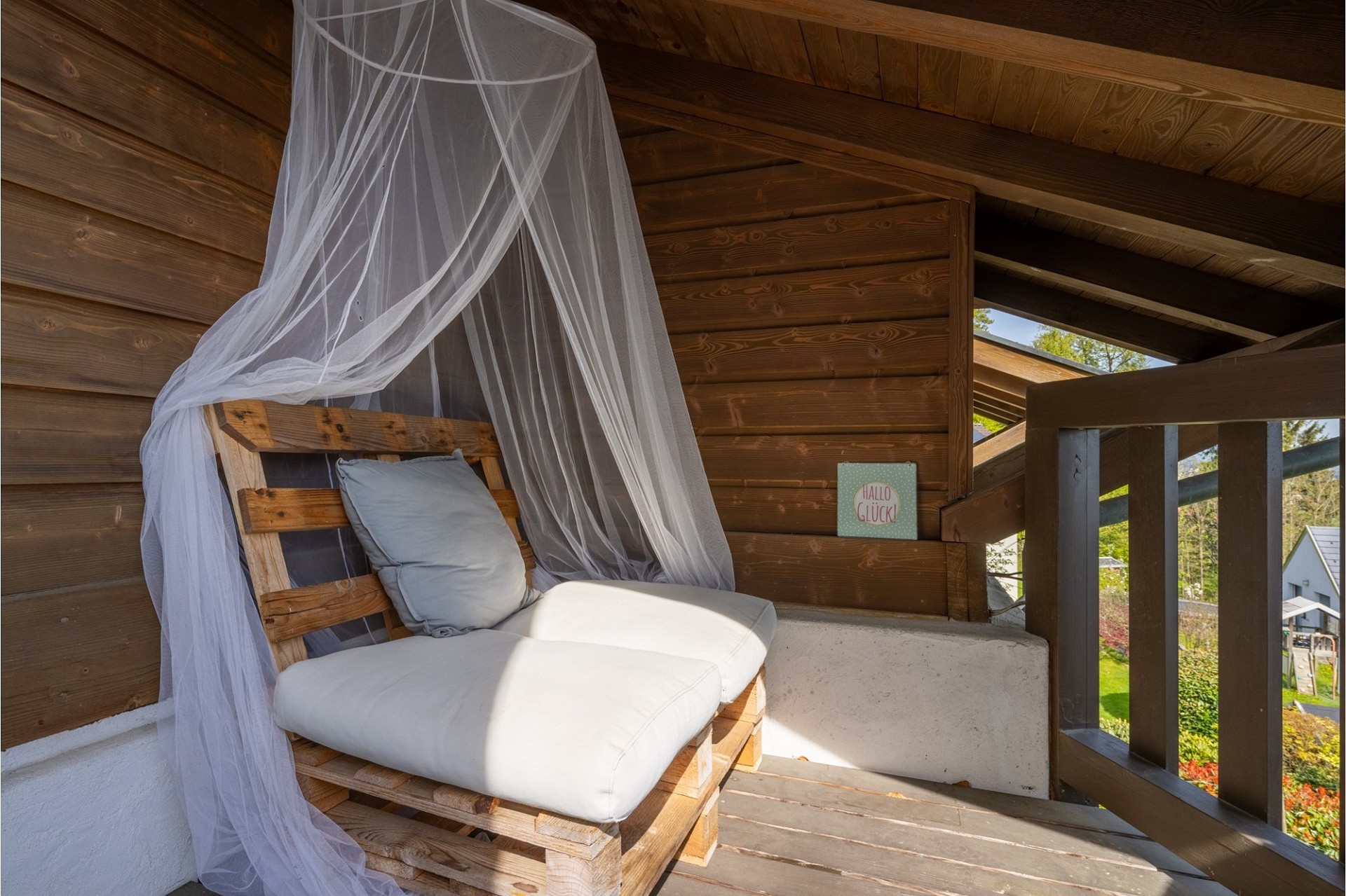 Gemütliche Holznische mit Sitzplatz