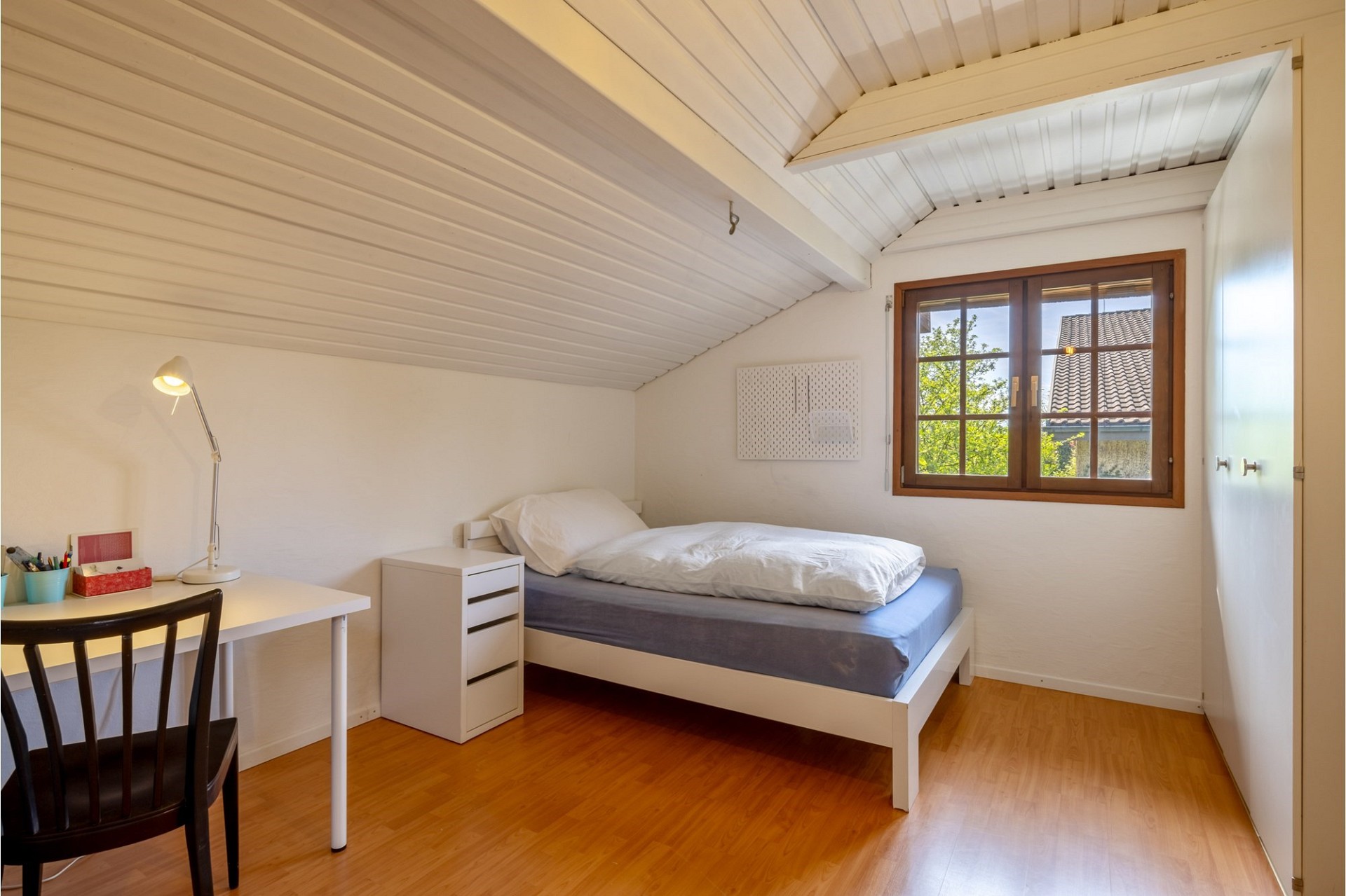 Helles Dachgeschoss-Schlafzimmer