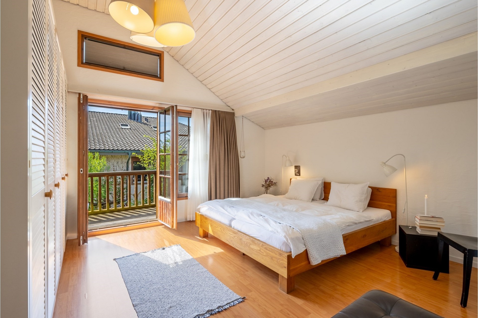 Helles Schlafzimmer mit Balkonzugang