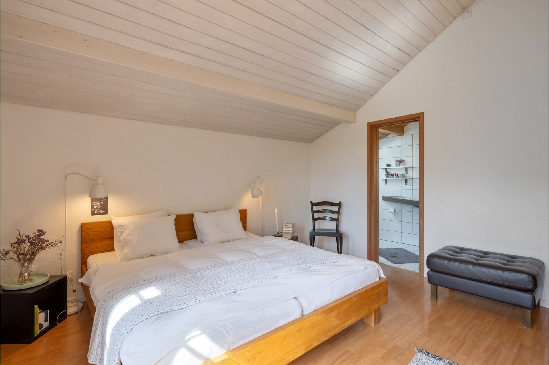Helles Schlafzimmer mit Dachschräge