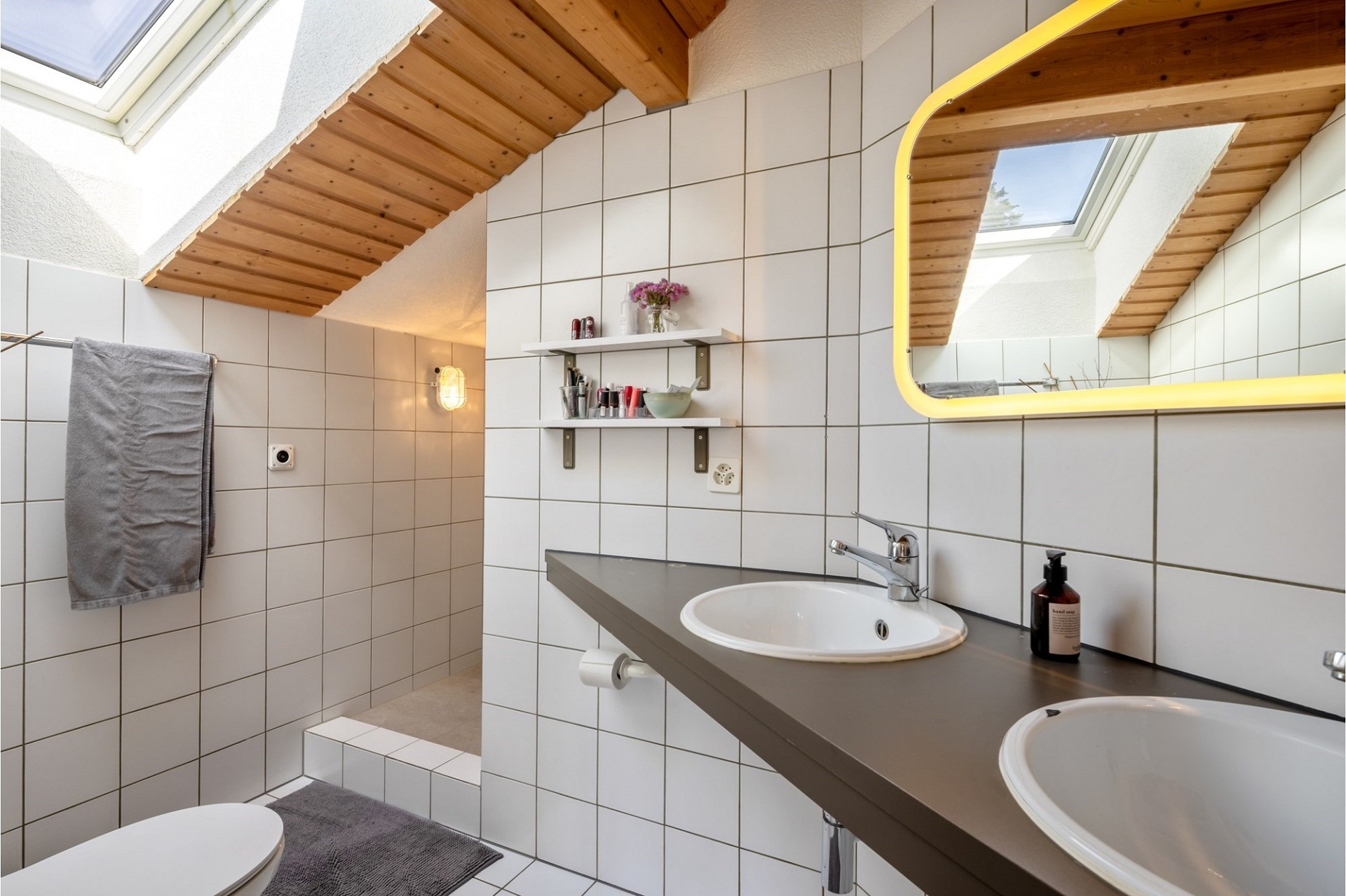 Helles Dachgeschoss-Badezimmer mit Doppelwaschbecken