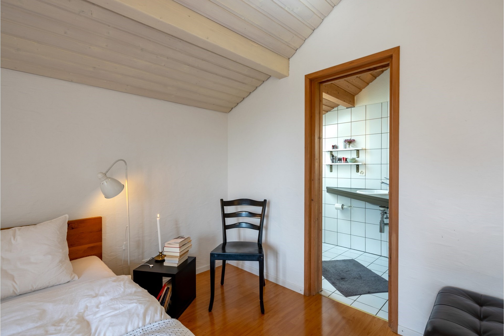Schlafzimmer mit angrenzendem Bad