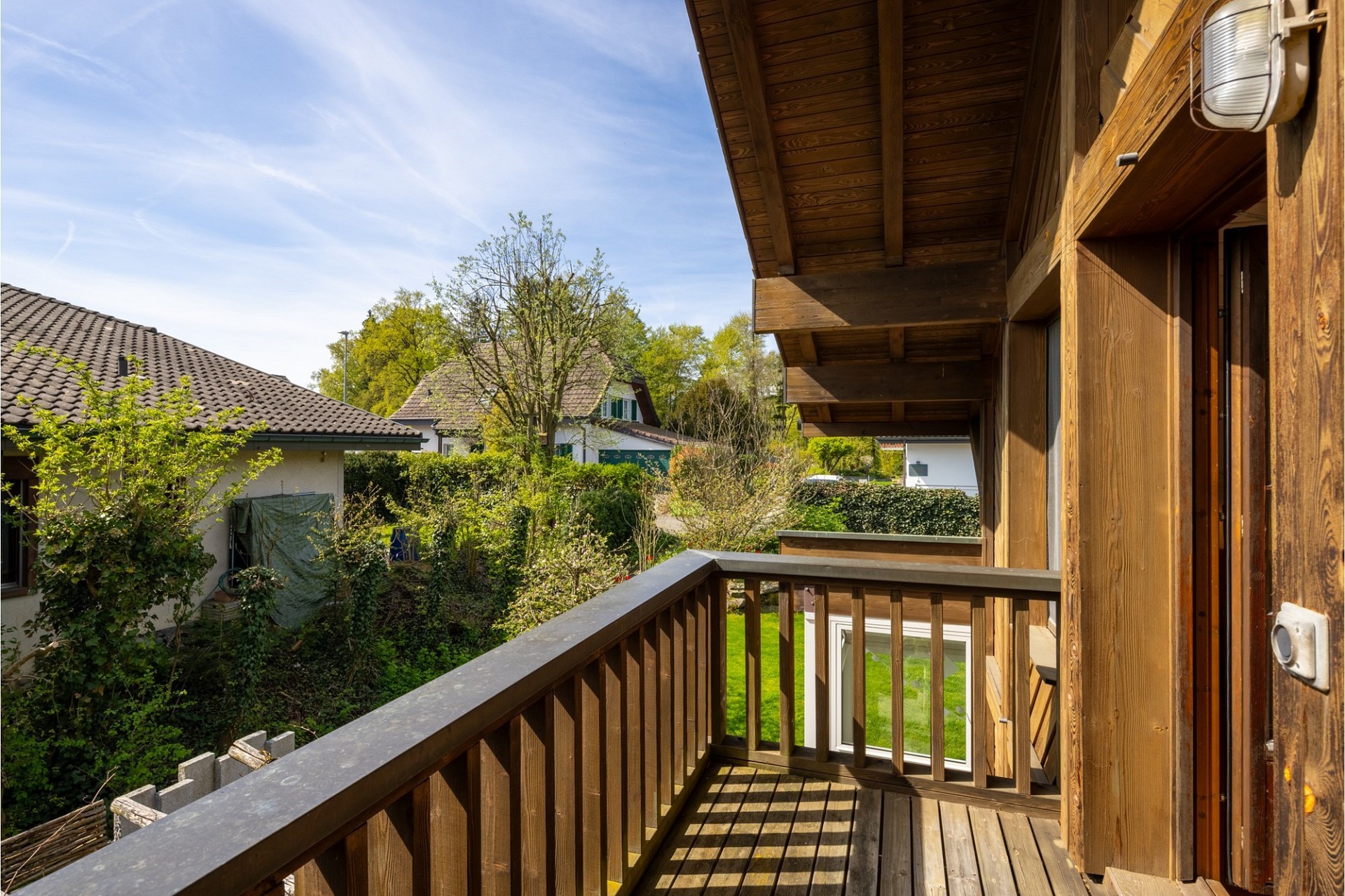 Holzbalkon mit Gartenblick