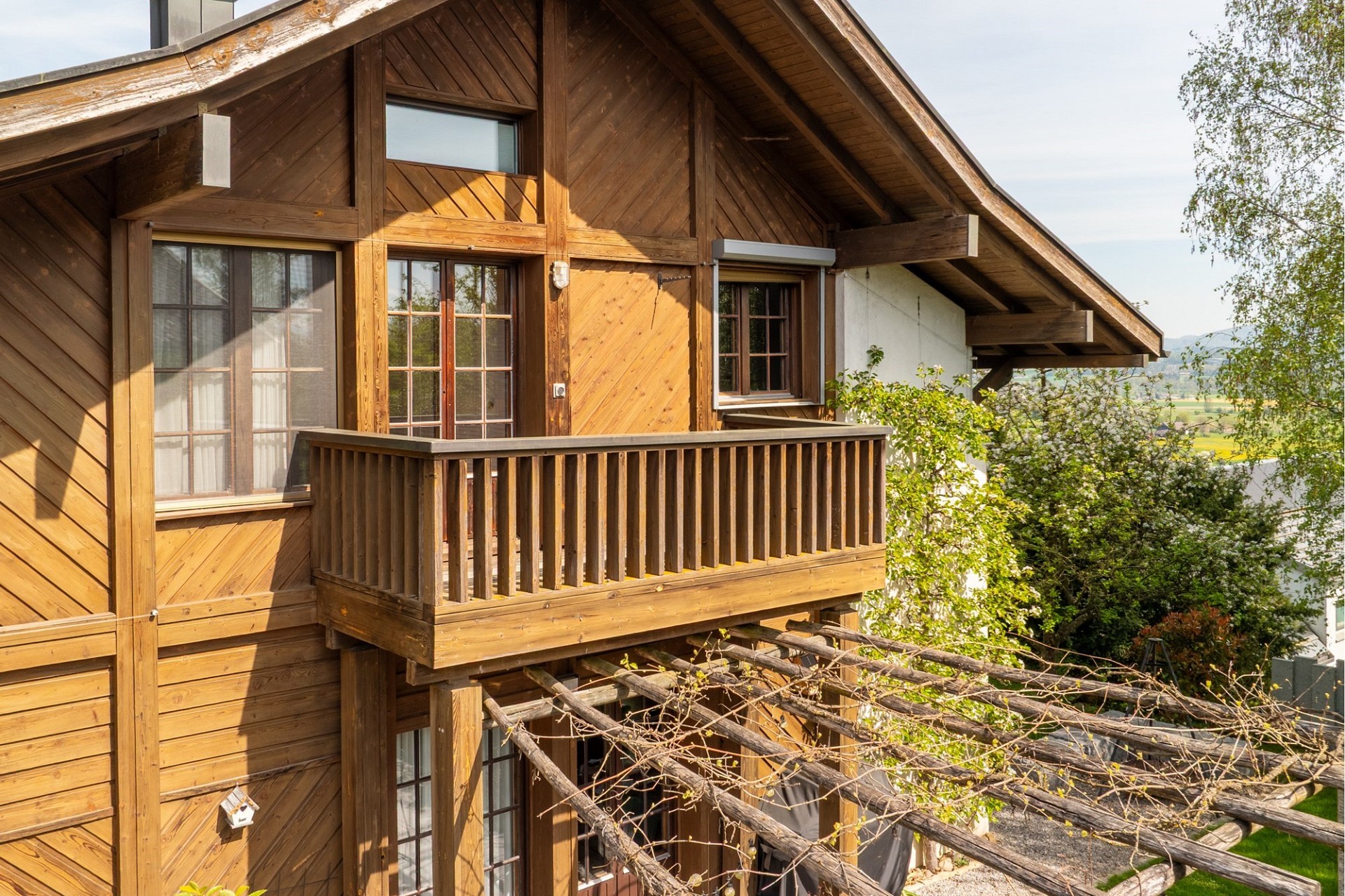 Holzchalet mit Balkon und Satteldach